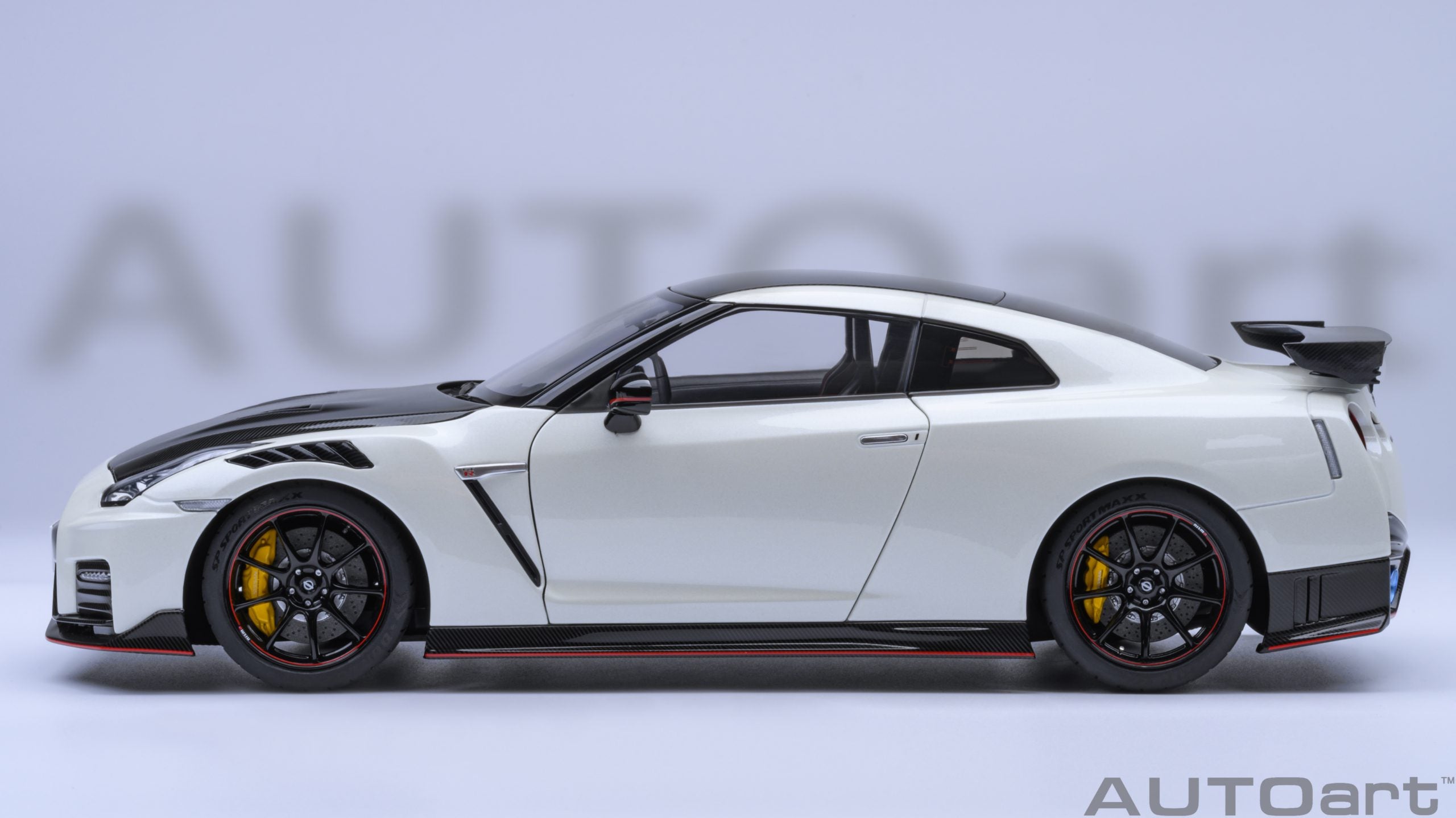 AUTOart 1:18 Scale Nissan GT-R R35 NISMO 2022 Special Edition Diecast Model Car - Brilliant White Pearl - Collectible Display & Racing Enthusiast Gift