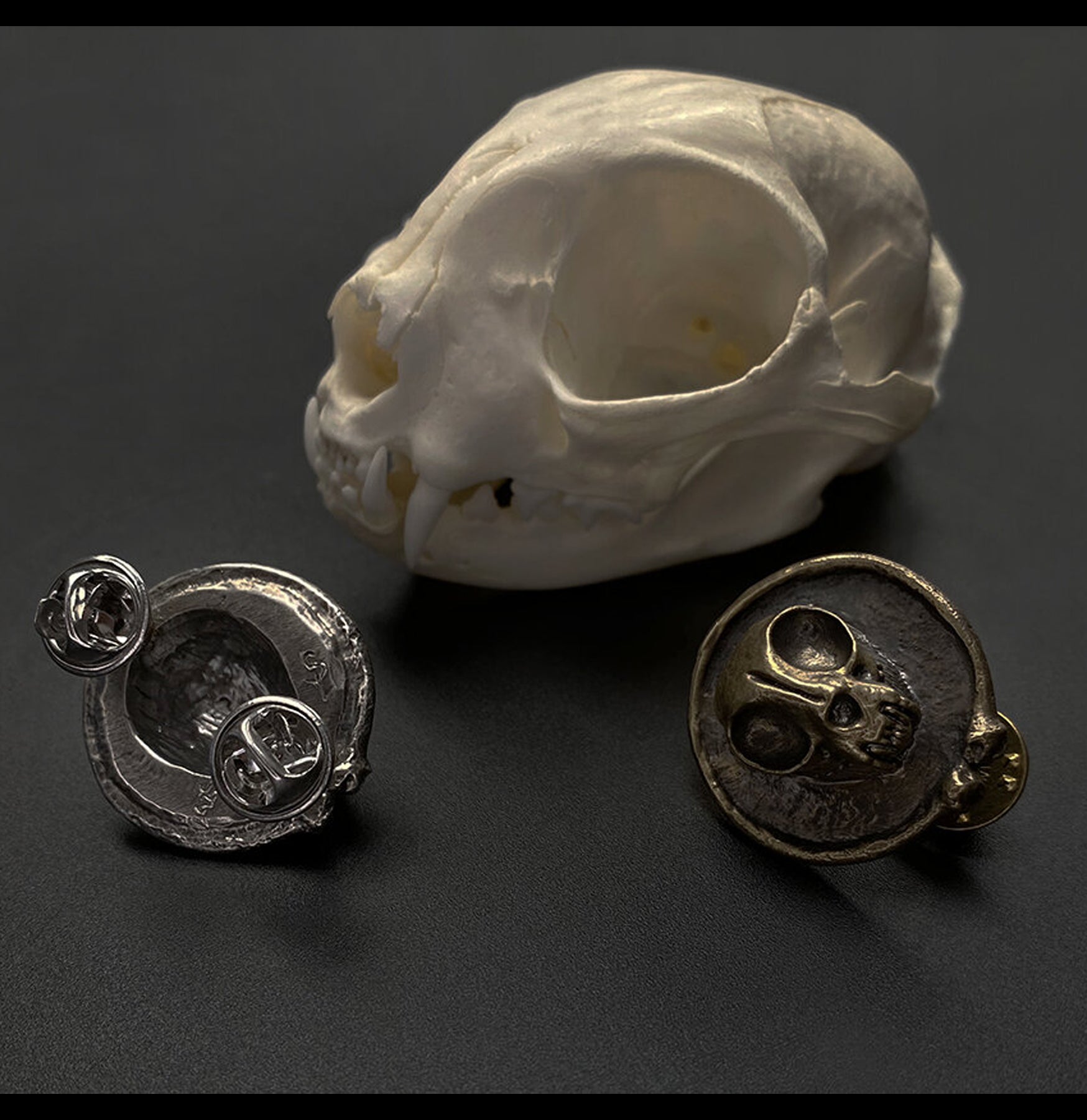 Familiars Cat Skull Pin - Gothic Jewelry for Women, Unique Halloween Accessory, Witchy Aesthetic Brooch - Perfect for Gothic Fashion, Cosplay & Dark Academia Style