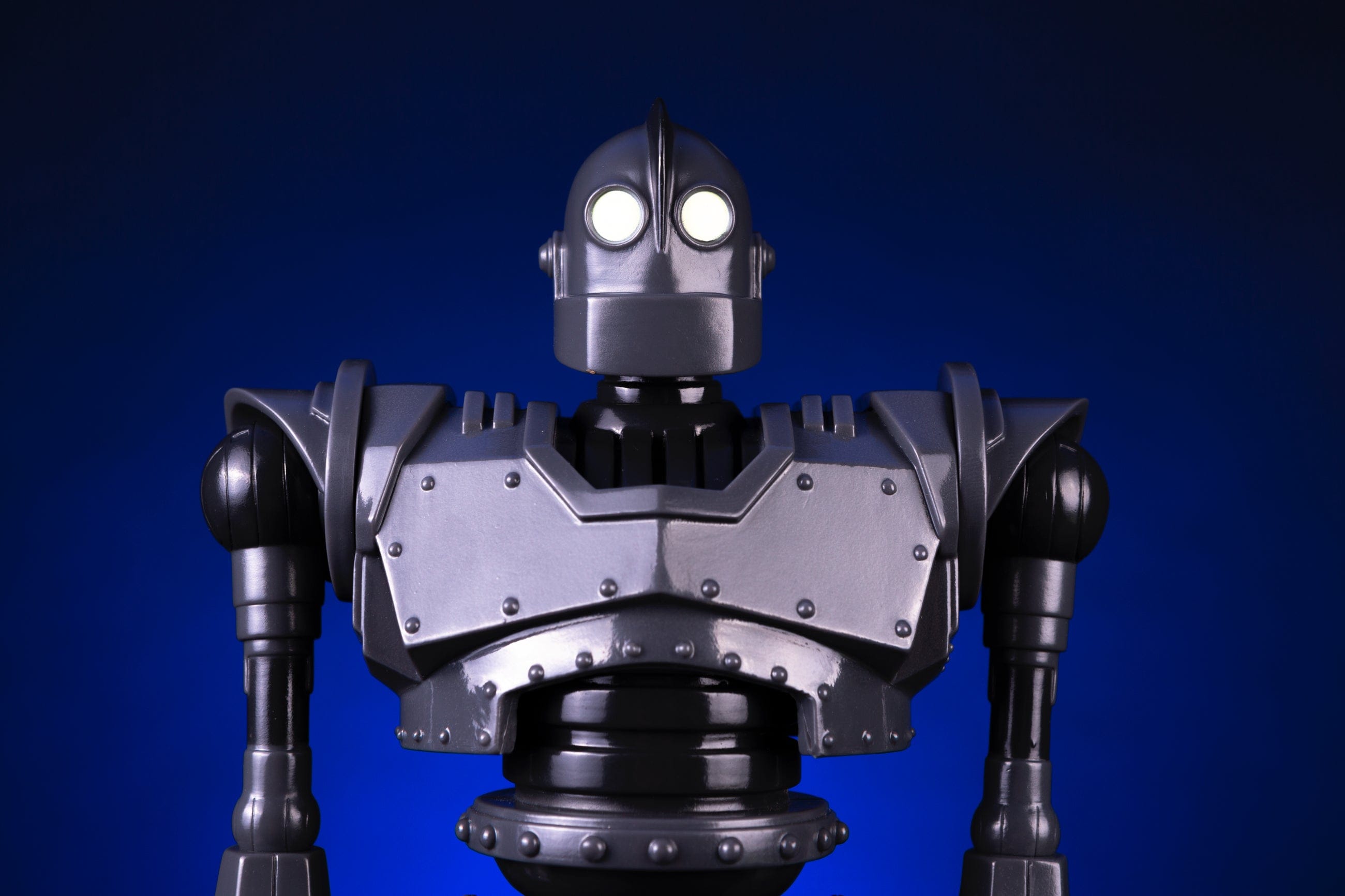 Iron Giant Soft Vinyl Figure Collectible - Mondo Exclusive Limited Edition - Perfect for Home Display, Office Decor & Anime Gift for Fans