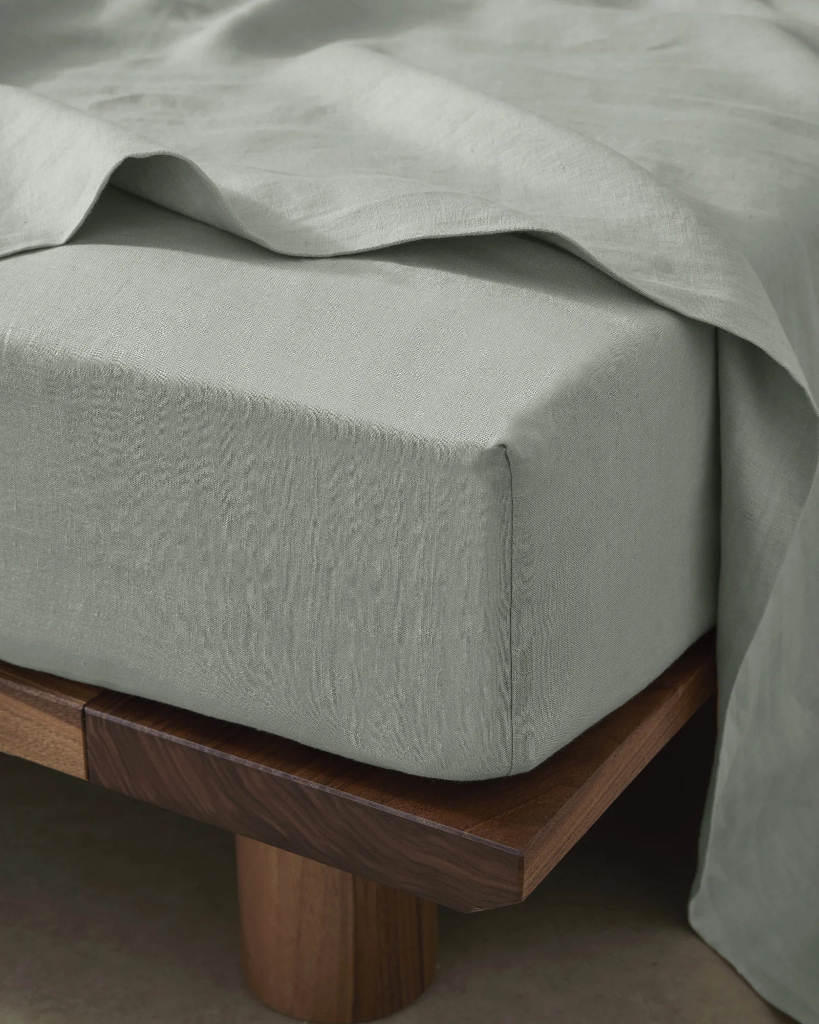 Premium Ravello Fitted Sheet - Soft Sage Green Queen Size Bed Sheet Set - Wrinkle & Fade Resistant - Perfect for Guest Rooms, Vacation Homes & Cozy Bedroom Decor