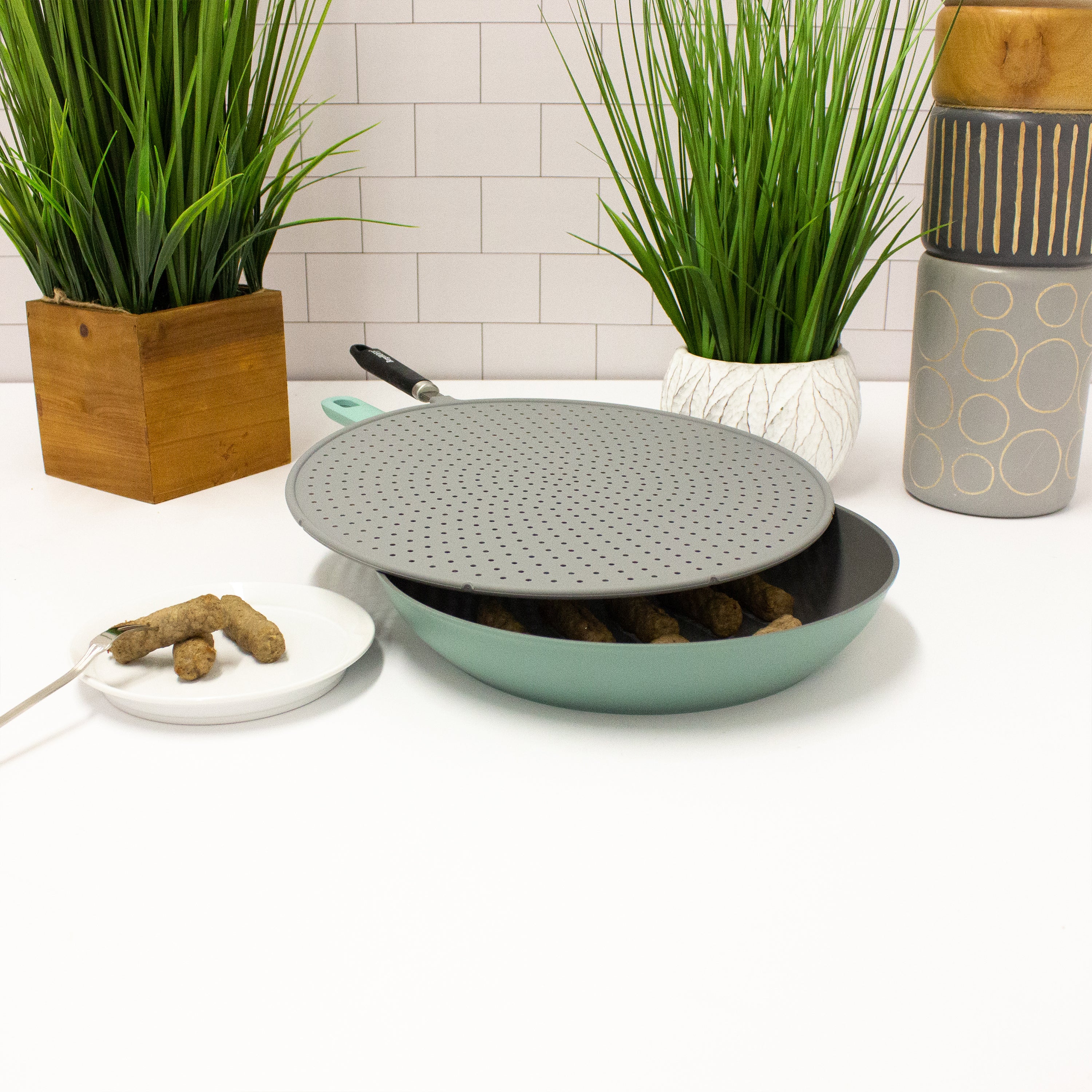 BergHOFF Premium 13-Inch Silicone Splatter Guard - Heat-Resistant Stovetop Splatter Screen for Frying, Cooking & Sauteing - Perfect for Kitchen, Camping & Outdoor Grilling