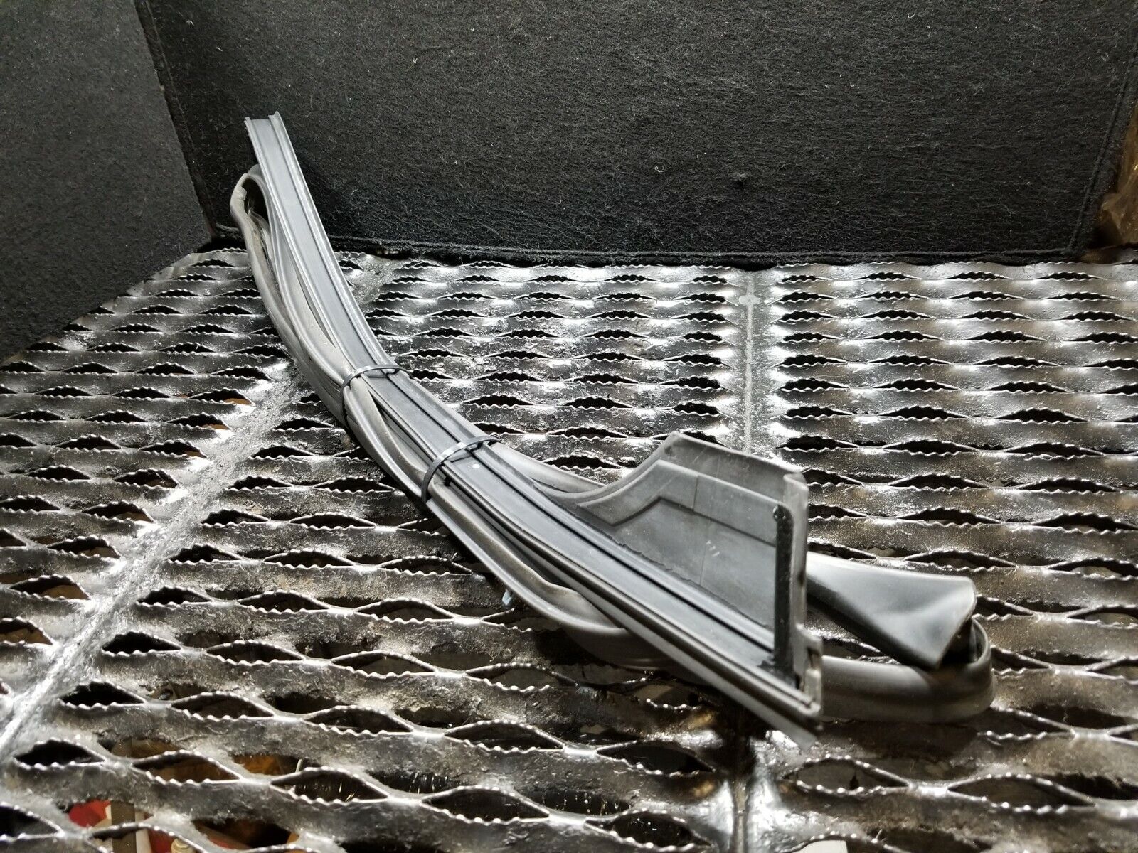 2004-2009 Jaguar XJ8 Front Right Passenger Door Weatherstrip Seal OEM Replacement - Perfect for Weatherproofing and Noise Reduction