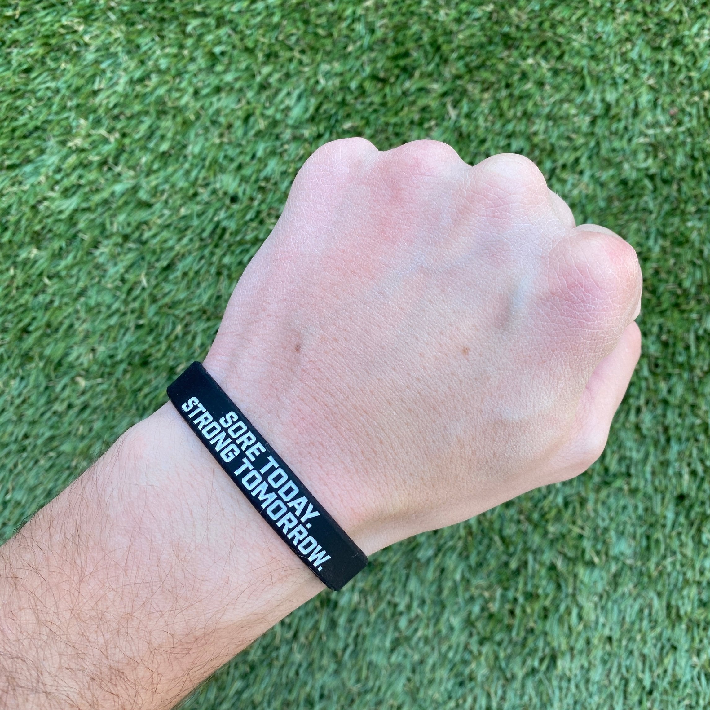Motivational Wristband - Sore Today Strong Tomorrow Workout Bands for Fitness, Gym & Running - Inspirational Silicone Bracelet for Athletes, Weightlifting & CrossFit Training