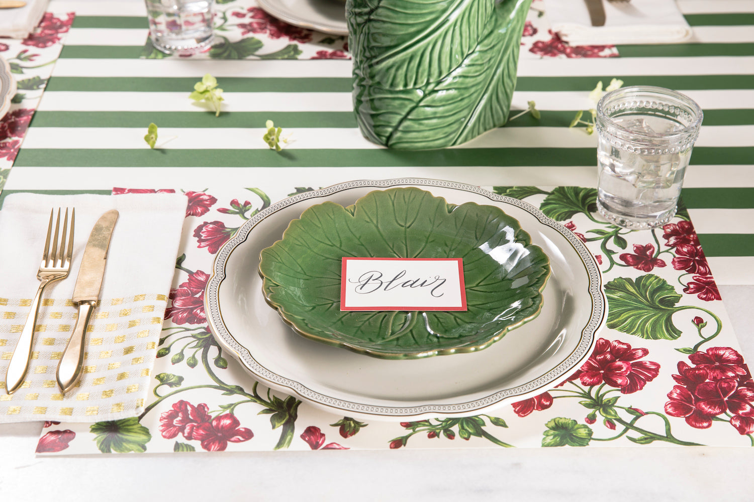 Geranium Garden Placemat - Waterproof & Non-Slip Table Mat for Dining, Kitchen, and Outdoor Picnics - Floral Design Home Decor