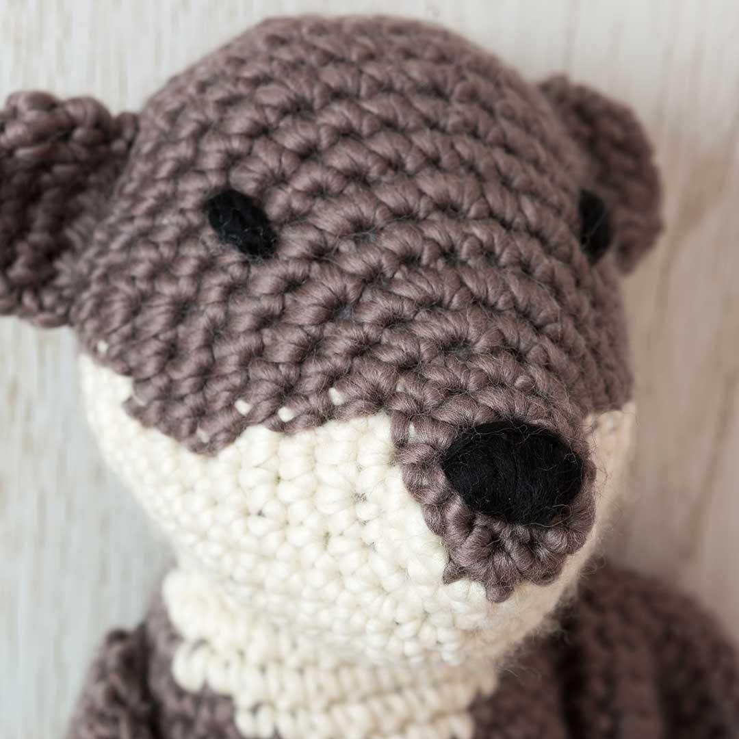 Oscar the Giant Otter Crochet Kit - DIY Amigurumi Crochet Pattern for Beginners & Advanced, Perfect Gift for Animal Lovers - Crafting at Home, Birthday Presents, Stress Relief Activity
