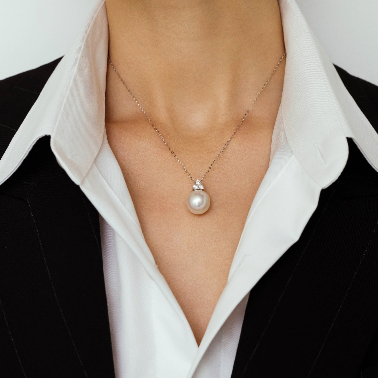 18K Solid Gold Diamond & Australian White Saltwater Pearl Necklace - Elegant Bridal Jewelry, Anniversary Gift for Her, Women's Luxury Pearl Pendant Necklace for Weddings & Special Occasions