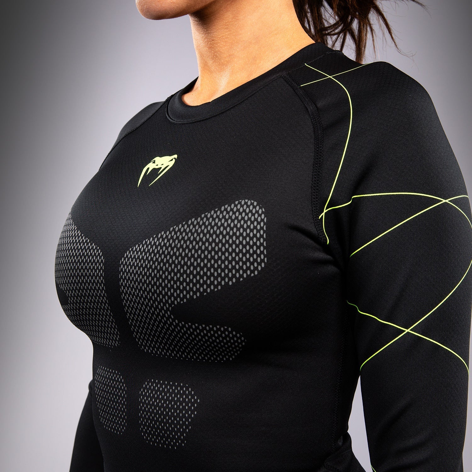 Venum Training Camp 4.0 Long Sleeve Rashguard - MMA BJJ Grappling Shirt - Moisture Wicking Compression Top for Combat Sports (Black/Neon Green) - Perfect for MMA Training, Brazilian Jiu-Jitsu & Fitness Workouts