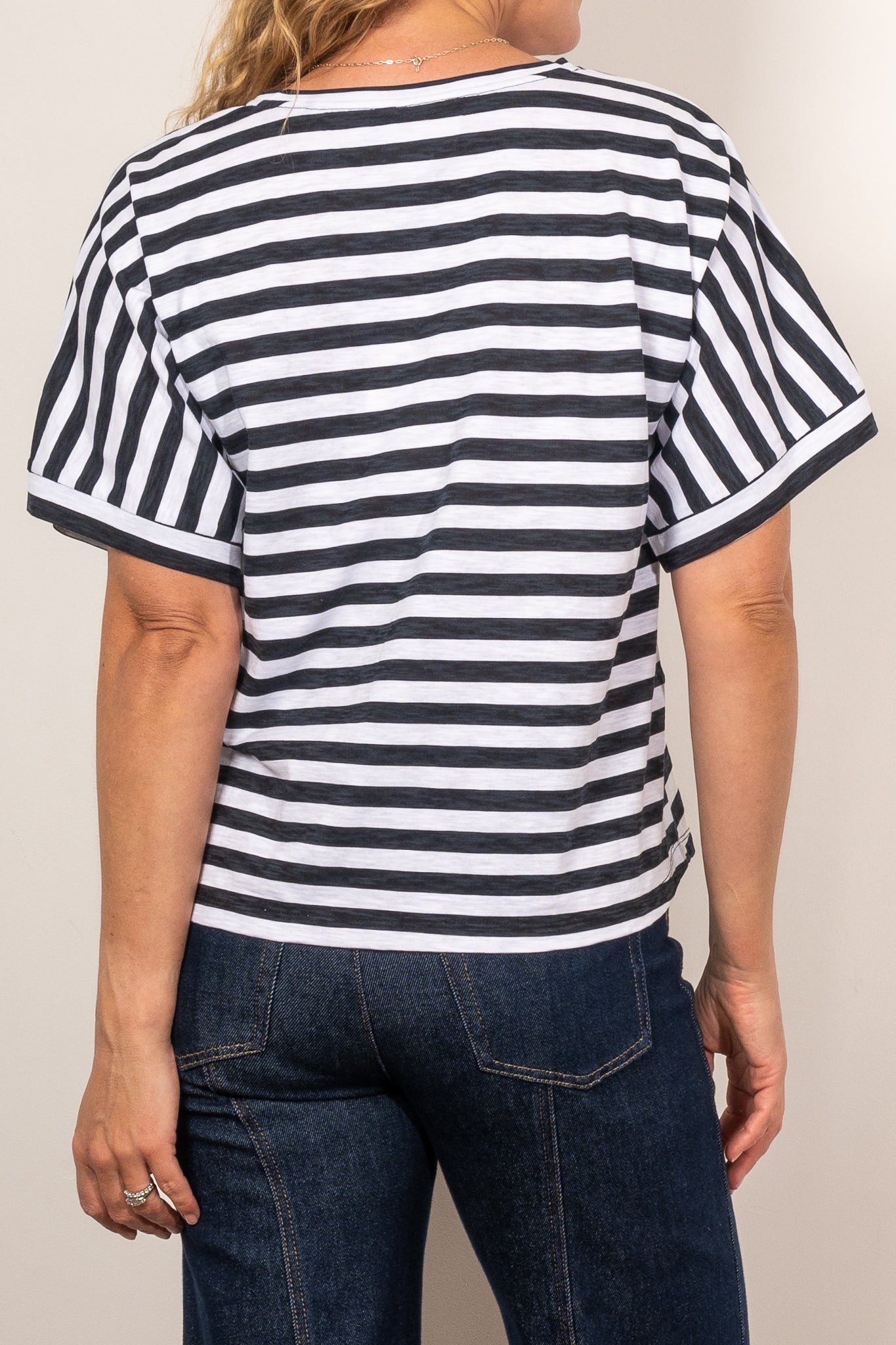 Elk Seter Tee - Soft Cotton Graphic T-Shirt for Men & Women - Perfect for Outdoor Adventures, Hiking, and Casual Wear