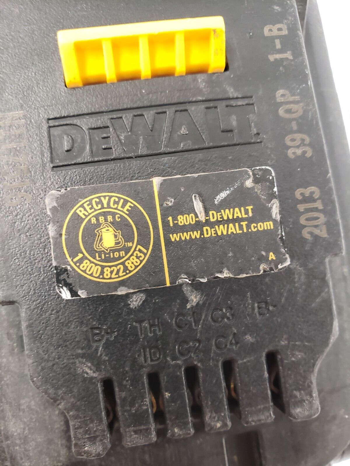 DEWALT DCB201 20V MAX Lithium-Ion Battery Pack - Compatible with DEWALT 20V Tools - Power Drills, Saws, Flashlights & More - Ideal for Construction, DIY Projects & Home Improvement