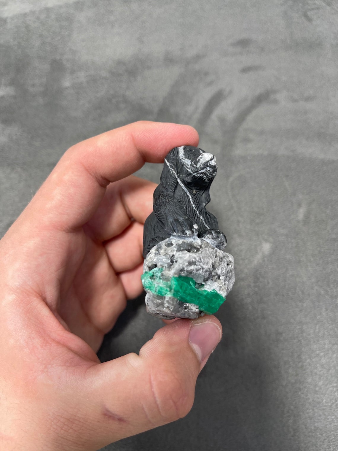 Natural Colombian Emerald Rough Crystal Dog Sculpture - Handcrafted Gemstone Figurine for Home Decor, Feng Shui, and Jewelry Making