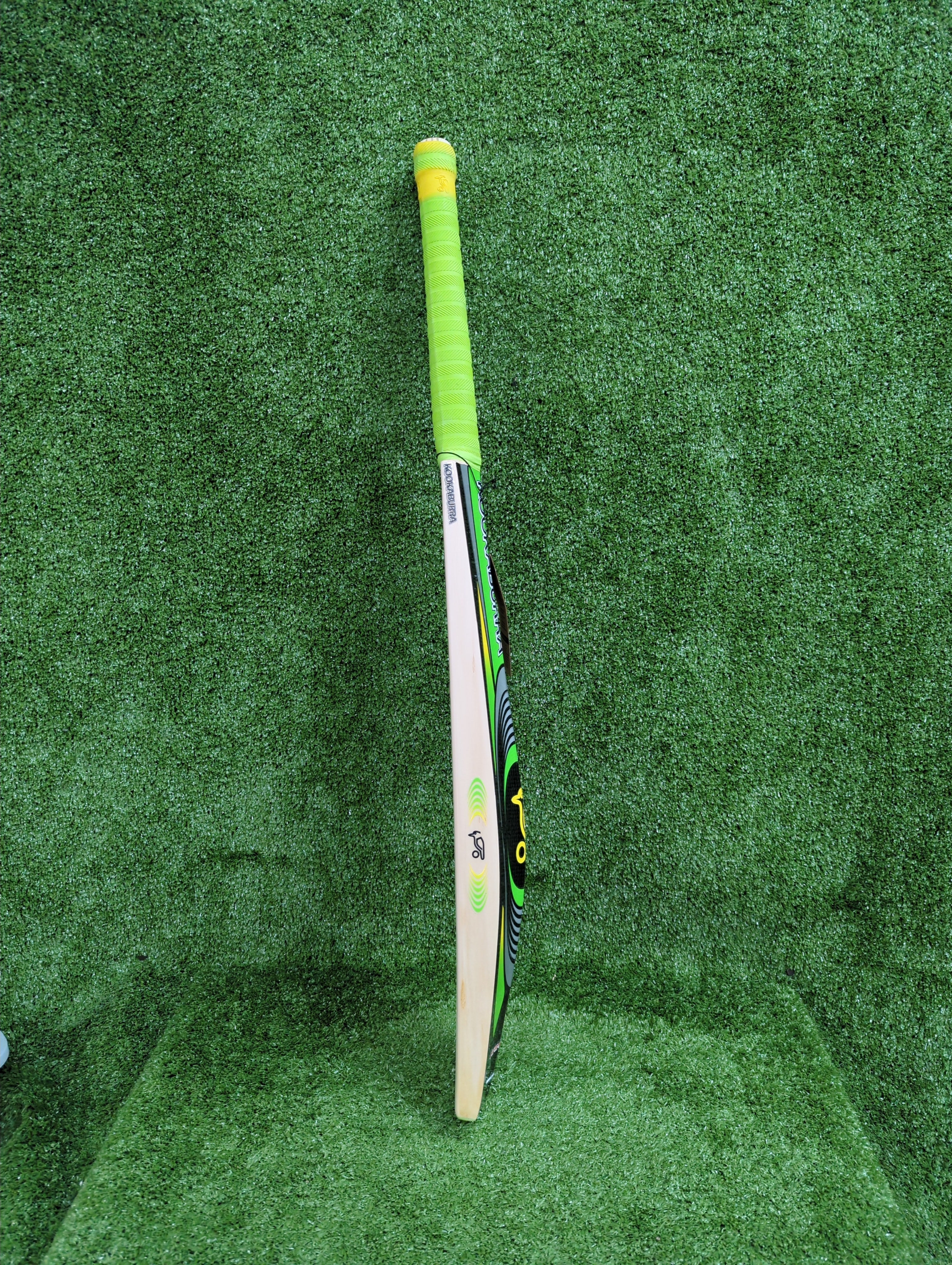 Kookaburra Kahuna Warrior English Willow Cricket Bat - Premium Cricket Equipment for Training & Matches - Perfect for Professional & Amateur Players