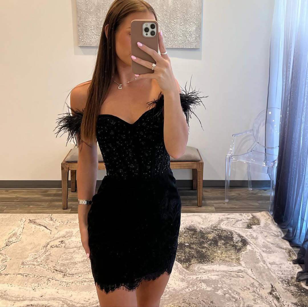 Elegant Off Shoulder Black Lace Short Prom Dress for Homecoming & Party - Perfect for Formal Dances, Graduation & Special Occasions