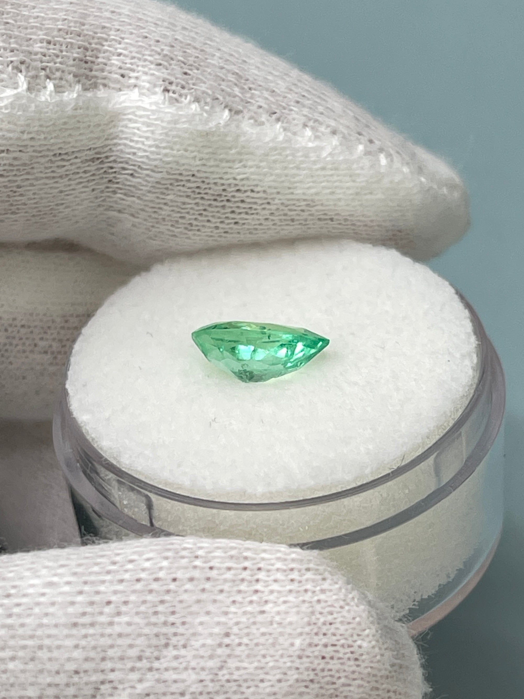 1.07 Carat 9x6mm Light Yellowish Green Natural Colombian Emerald Pear Cut Loose Gemstone for Pendant Jewelry - Perfect for Engagement Rings, Necklaces & Custom Designs