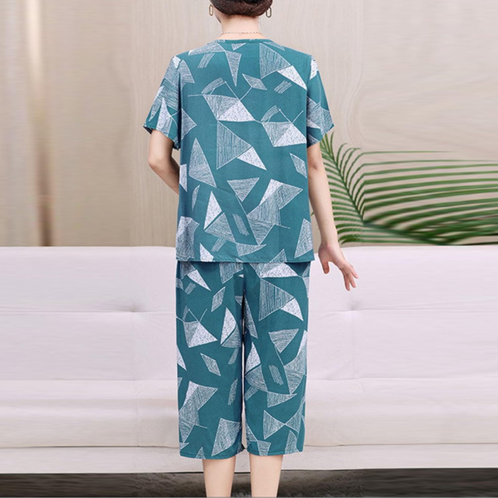 Women's 2-Piece Pajama Set - Short Sleeve Top & Capri Pants - Soft Summer Sleepwear & Lounge Wear - Floral Print PJs for Comfortable Nights & Relaxing at Home