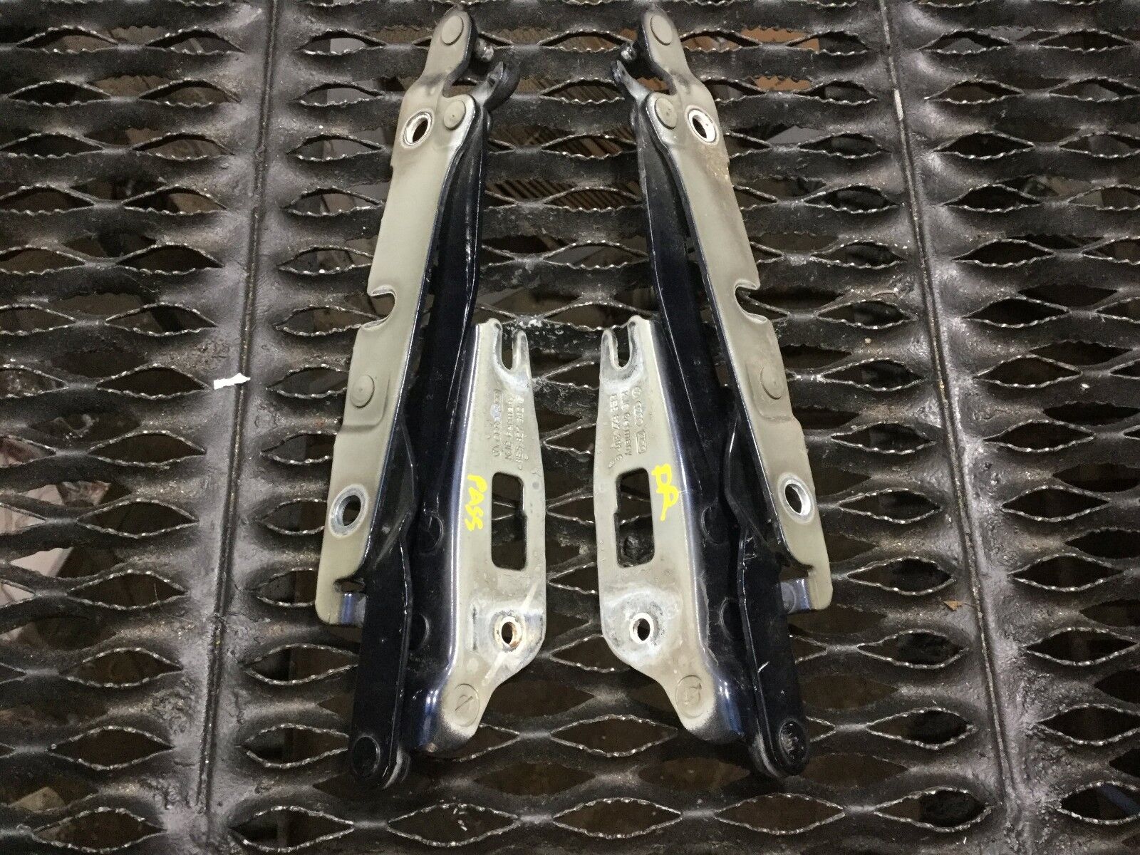 05-08 Audi A4 Trunk Lid Hinge Set (Left & Right 2pcs) - OEM Replacement Parts for Smooth Trunk Operation & Secure Closure