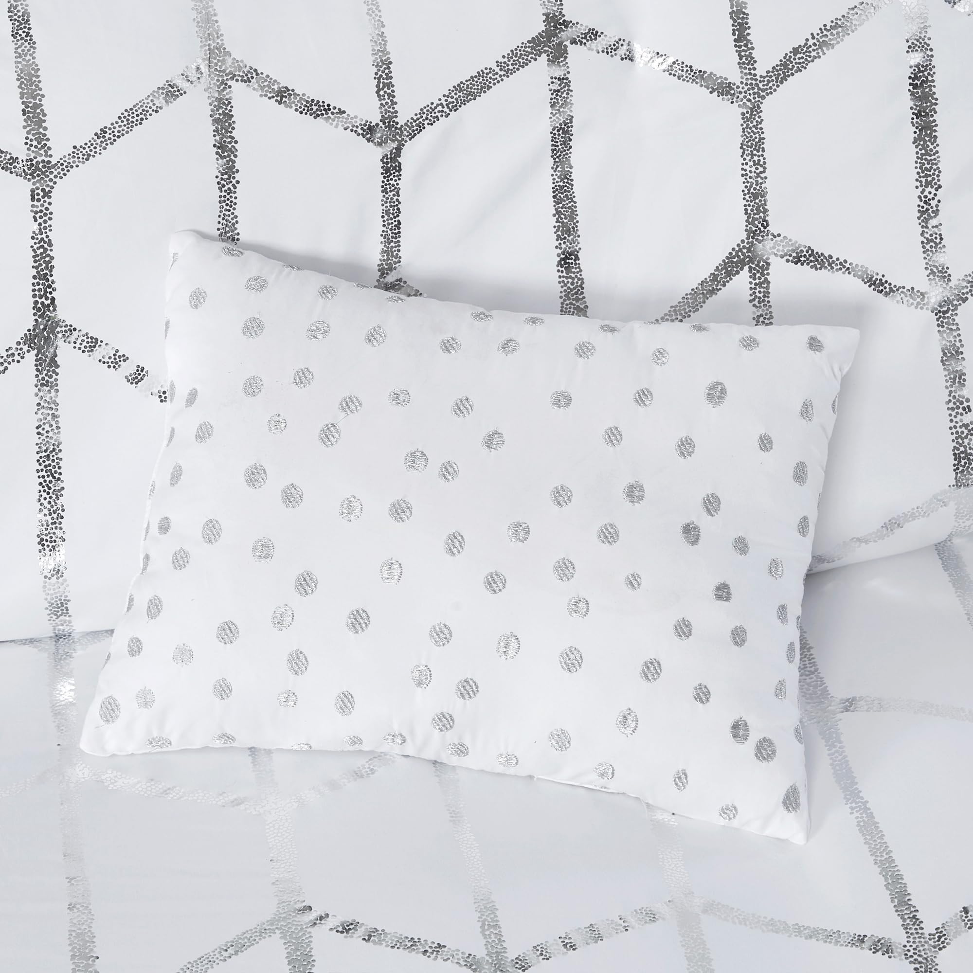 Intelligent Design Raina Twin/Twin XL Comforter Set - Soft Microfiber Geometric Bedding with Metallic Accents, 4-Piece College Dorm Essentials (Comforter, Sham & 2 Decorative Pillows) in White | Perfect for Teen Rooms, Guest Bedrooms & Modern Apartments