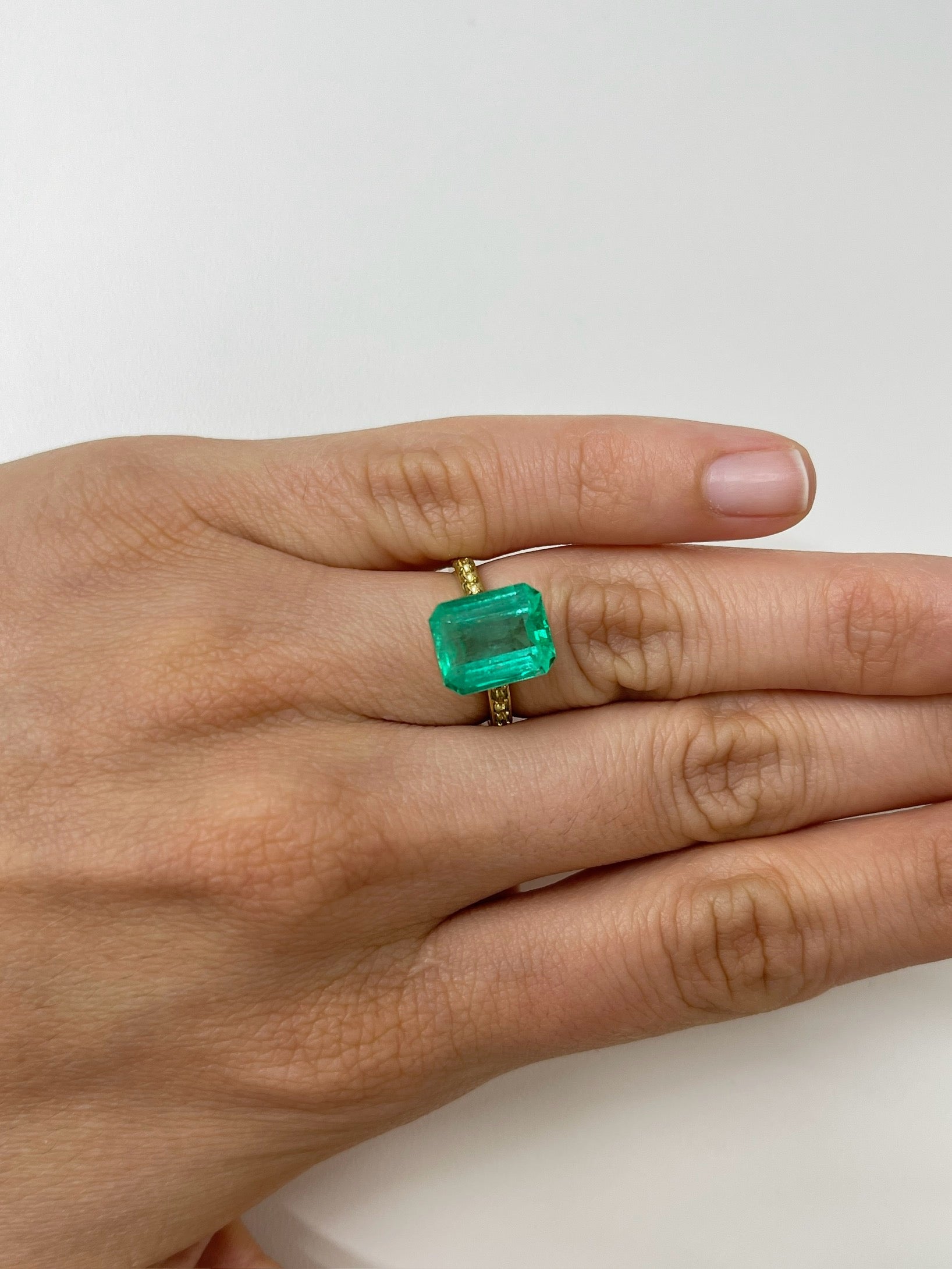 5.50 Carat 11.8mm x 9.7mm Medium Green Natural Loose Colombian Emerald - Classic Emerald Cut Gemstone for Jewelry Making, Engagement Rings & Luxury Gifts