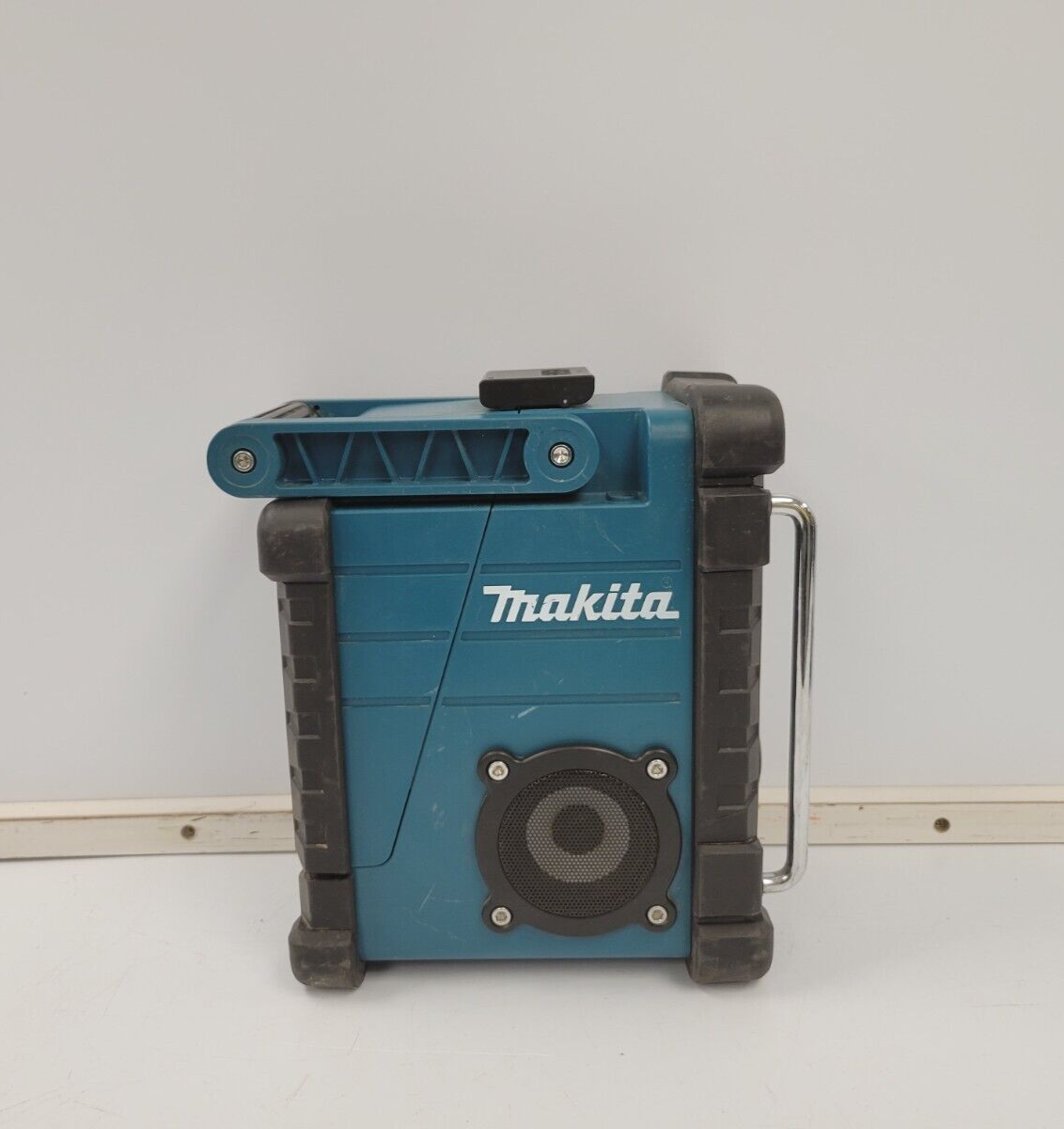 Makita DMR102 Jobsite Work Radio - Portable Bluetooth Speaker for Construction, Outdoor & DIY Projects - Waterproof & Dustproof Jobsite Radio with USB Charging