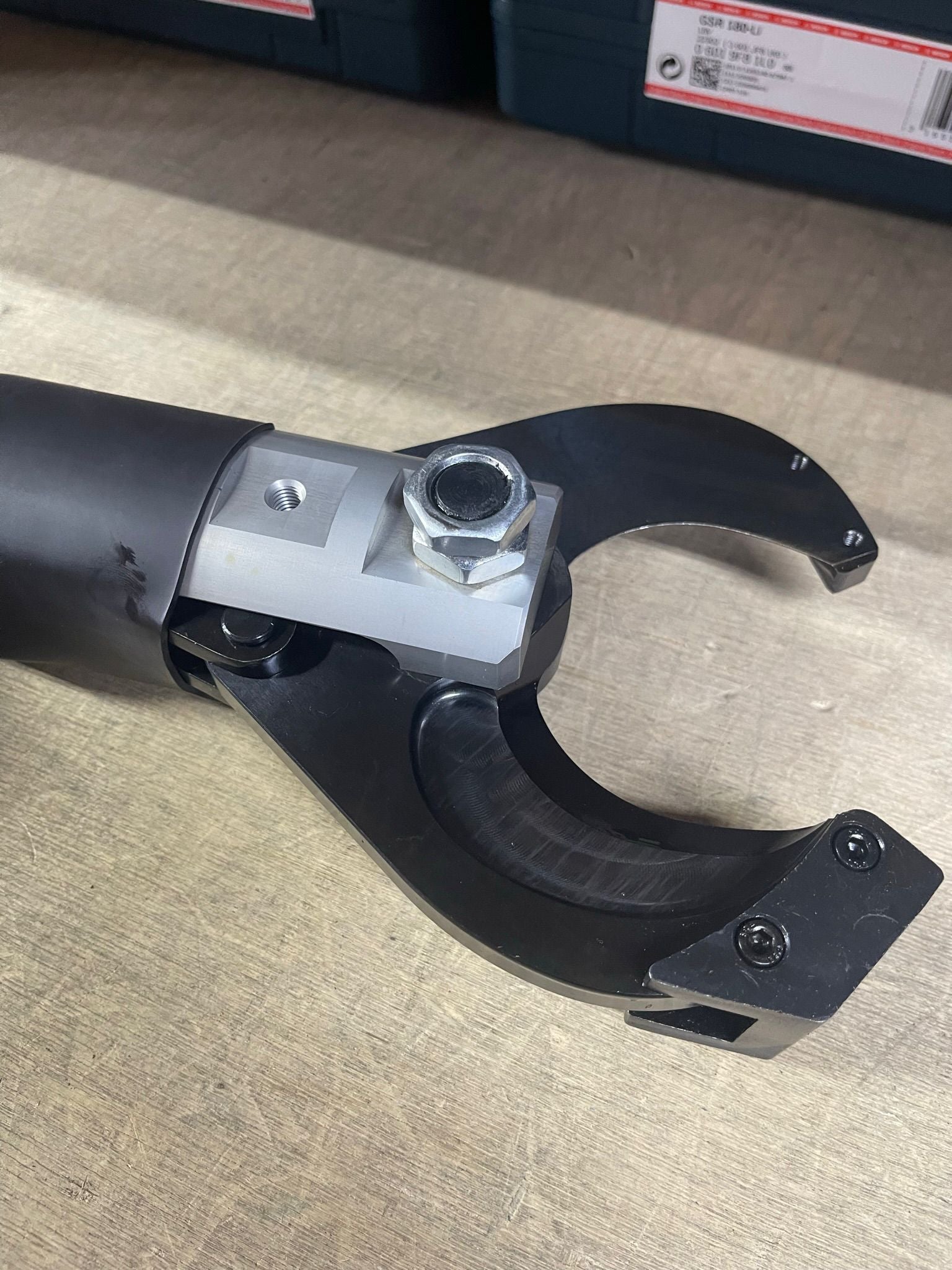 Aiko 18V 4.0Ah Cordless Hydraulic Cable Cutter Tool - ED 65C Model for Professional Electrical Work & Industrial Cutting Applications