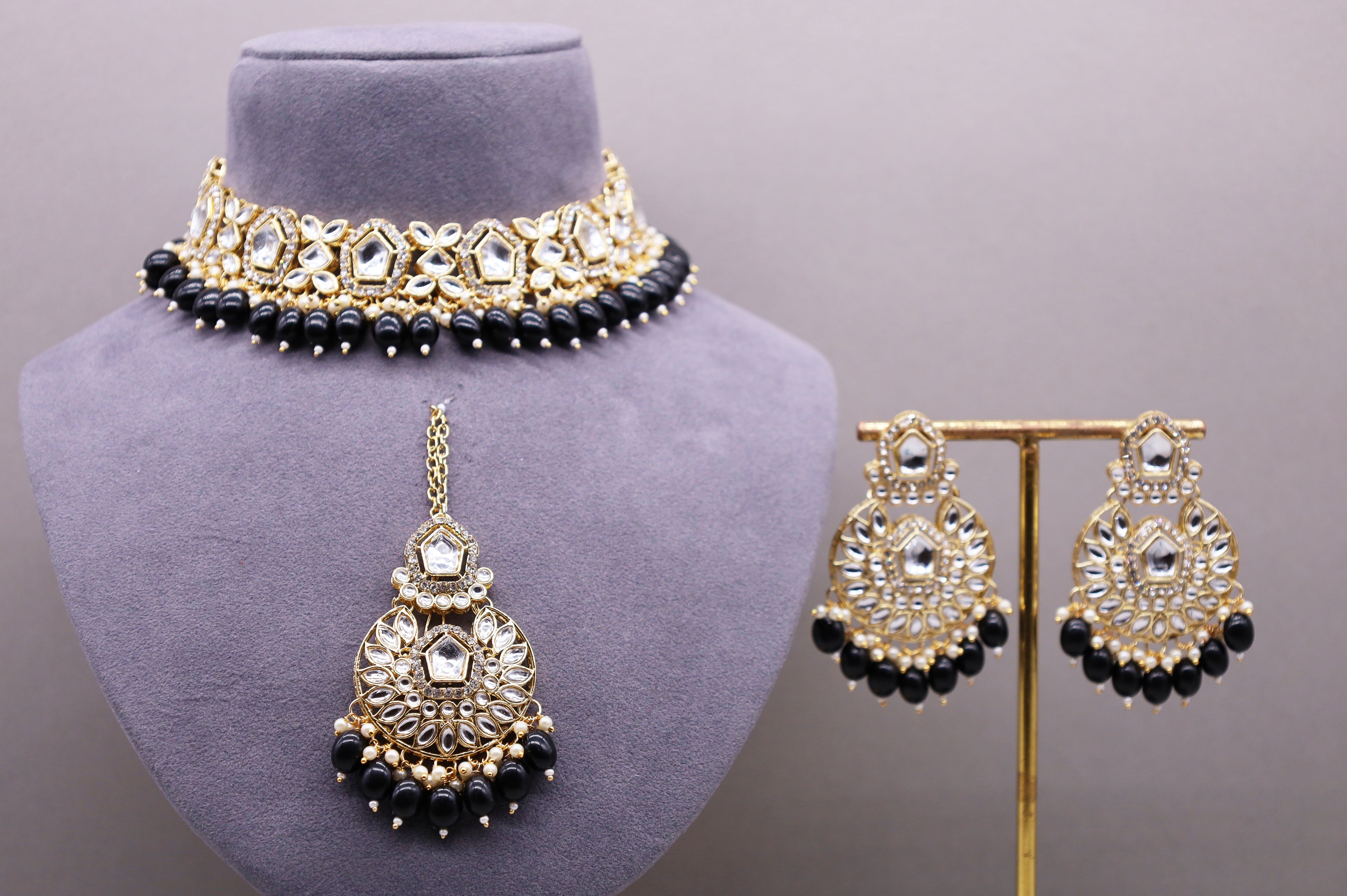 Vaishnavi Kundan Jewelry Set - Traditional Indian Bridal Necklace, Earrings & Maang Tikka Set for Weddings & Festive Occasions