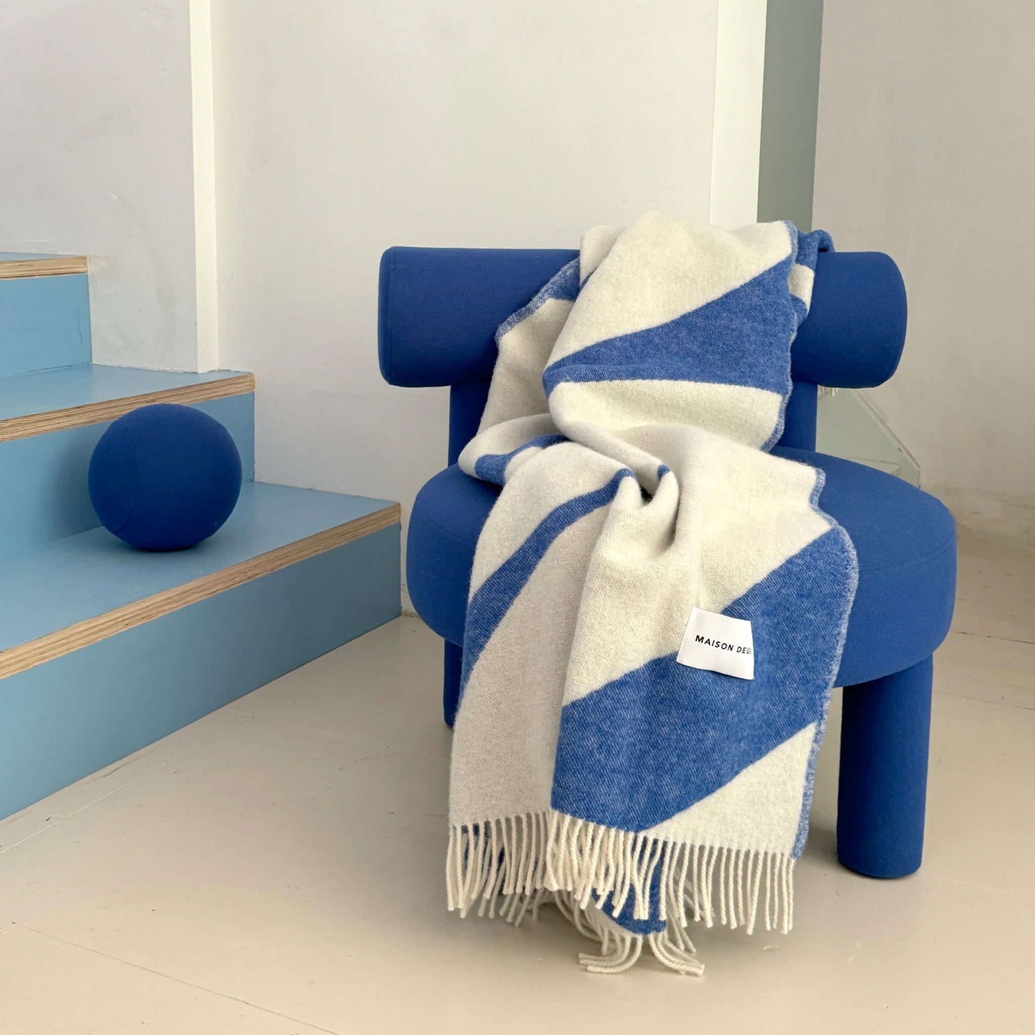 MAISON DEUX Swirl Throw Blanket - Soft & Cozy Kobalt Blue/White Knit Blanket for Couch, Bed, Sofa - Perfect for Home Decor, Living Room, Gift Giving