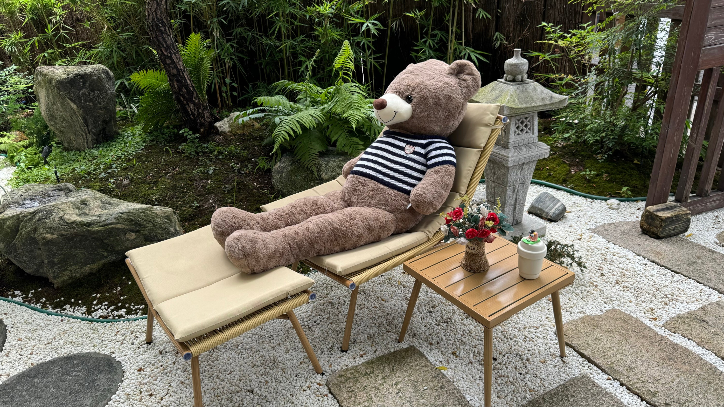 Wooden Chaise Lounge Chair with Side Table - Indoor & Outdoor Alloy Frame Recliner (380lbs Capacity) - Perfect for Camping, Gaming, Lunch Breaks, Garden Parties & Sunbathing