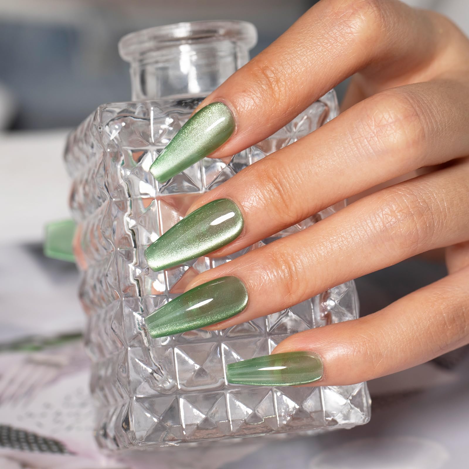 Emerald Green Cat Eye Gel Polish 15ml - UV Magnetic Glitter Nail Polish with Magnet - Long Lasting Translucent Nail Gel for Women - Nail Art Design (EY74) - Perfect for Salon, Home Manicures & Special Occasions