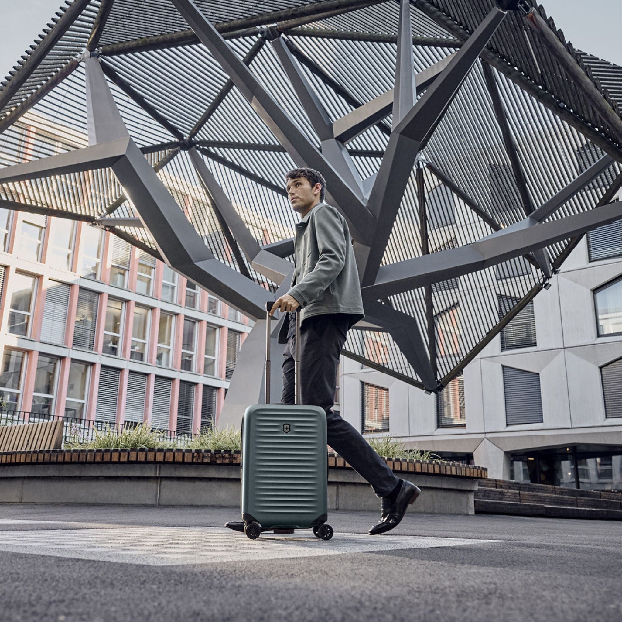 Victorinox Airox Advanced Frequent Flyer Carry On Luggage - Lightweight Expandable Spinner Suitcase for Business Travel & Weekend Getaways