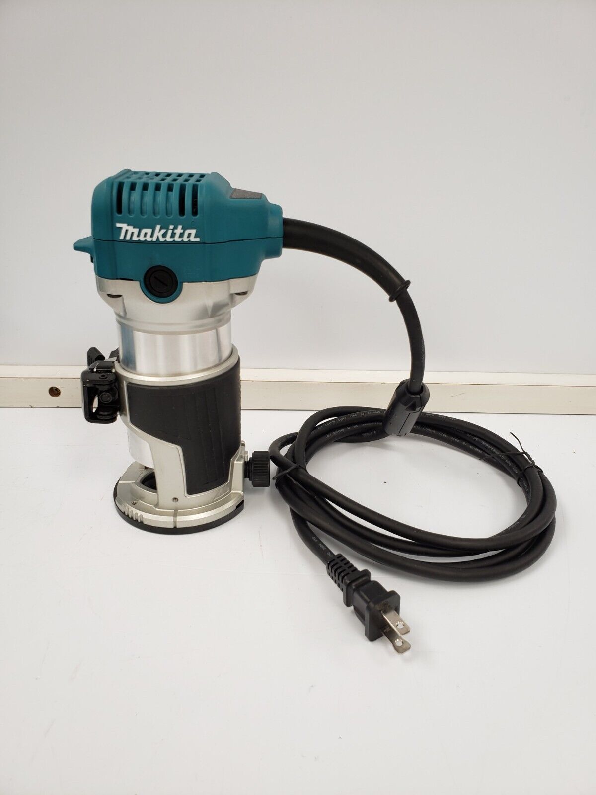 Makita RT0701C Compact Router - 1-1/4 HP, Variable Speed, Precision Woodworking Tool for DIY Projects & Professional Carpentry - Perfect for Edging, Trimming & Decorative Woodworking