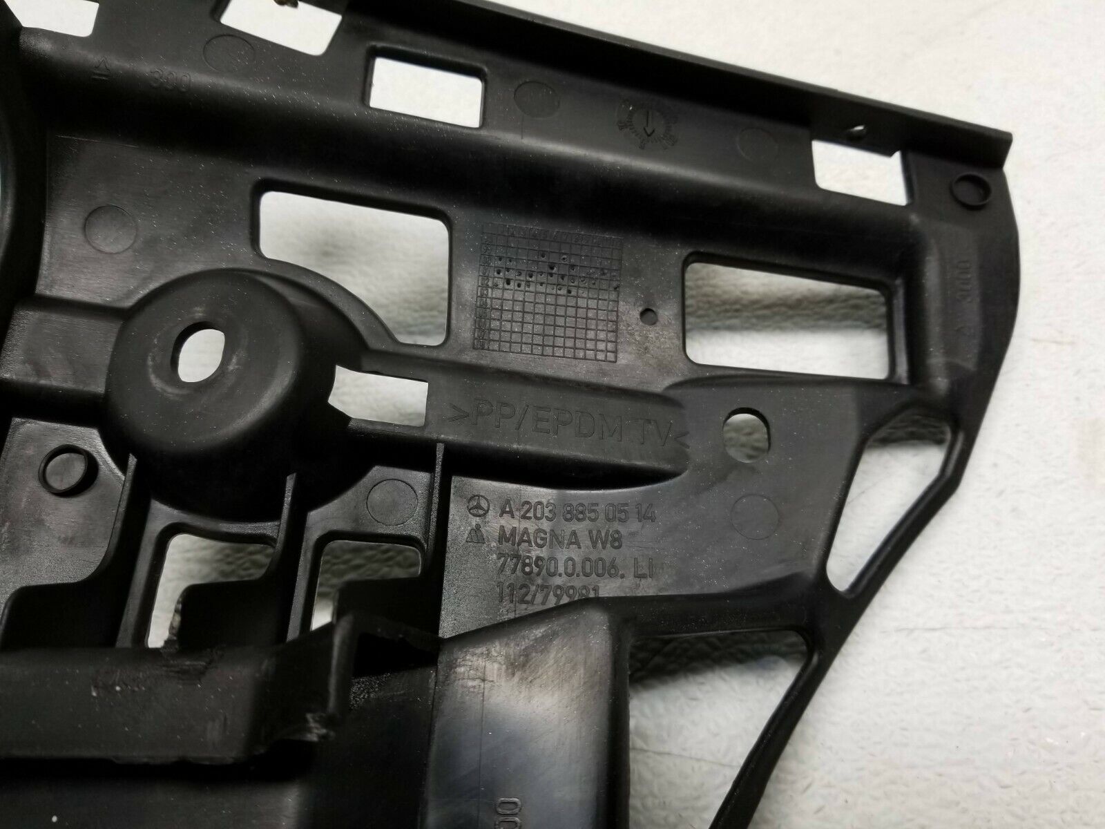 Mercedes Benz W203 C230 Coupe Rear Bumper Guide Bracket (2002-2006) - OEM Replacement Parts - Perfect for Car Repair & Maintenance