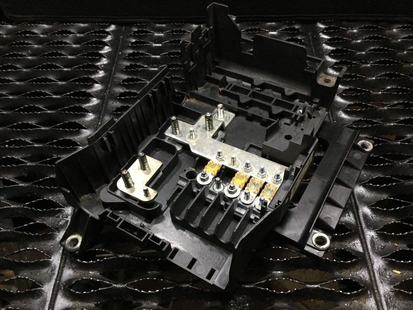 2004-2006 Porsche Cayenne 3.2L Main Fuse Relay Box OEM Replacement Part - Perfect for Electrical System Repairs & Maintenance