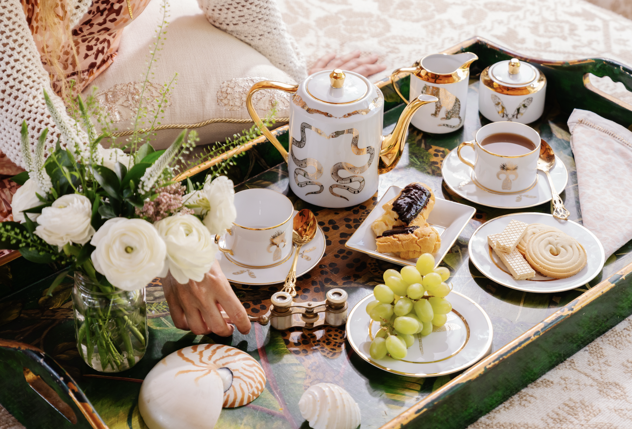 Golden Animals Collection - 16-Piece Dinnerware Set for 4, Porcelain Plates Bowls & Mugs - Elegant Animal Print Tableware for Daily Use, Parties & Gifts