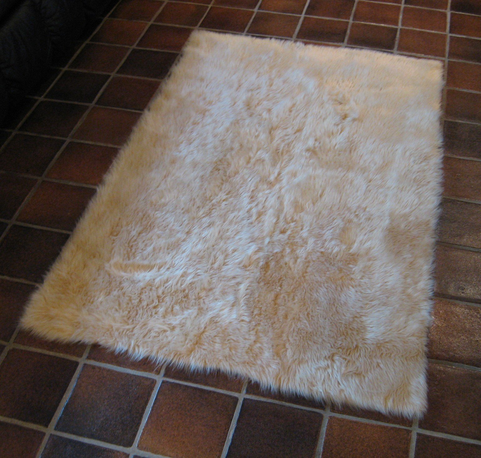 Fluffy Beige Faux Fur Flokati Rug 4x6 Feet - Soft Shaggy Area Rug for Living Room, Bedroom & Nursery - Cozy & Luxurious Home Decor