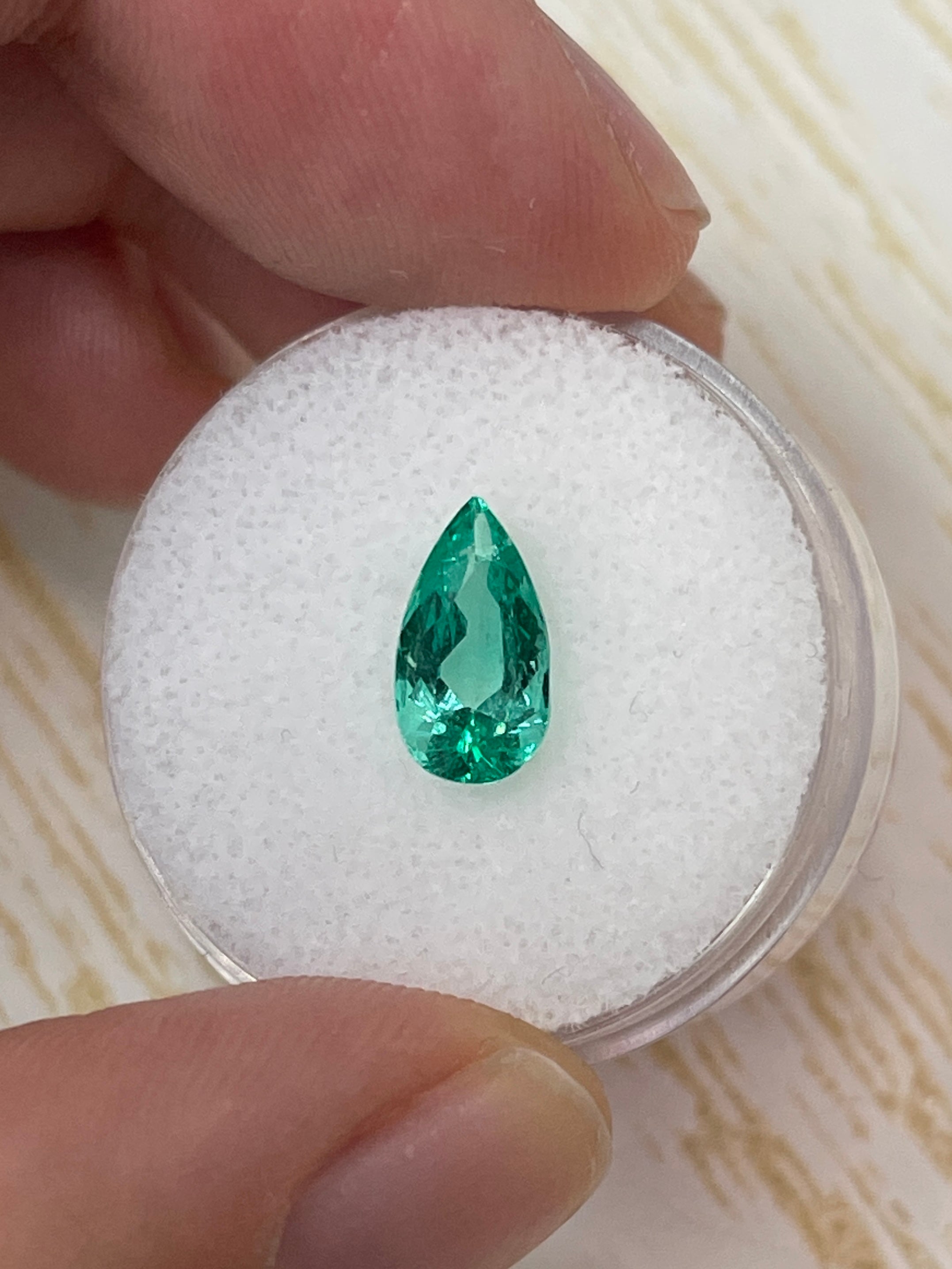 1.55 Carat 10x6mm VVS Clarity Natural Green Colombian Loose Emerald Pear Cut Gemstone for Jewelry Making & Engagement Rings