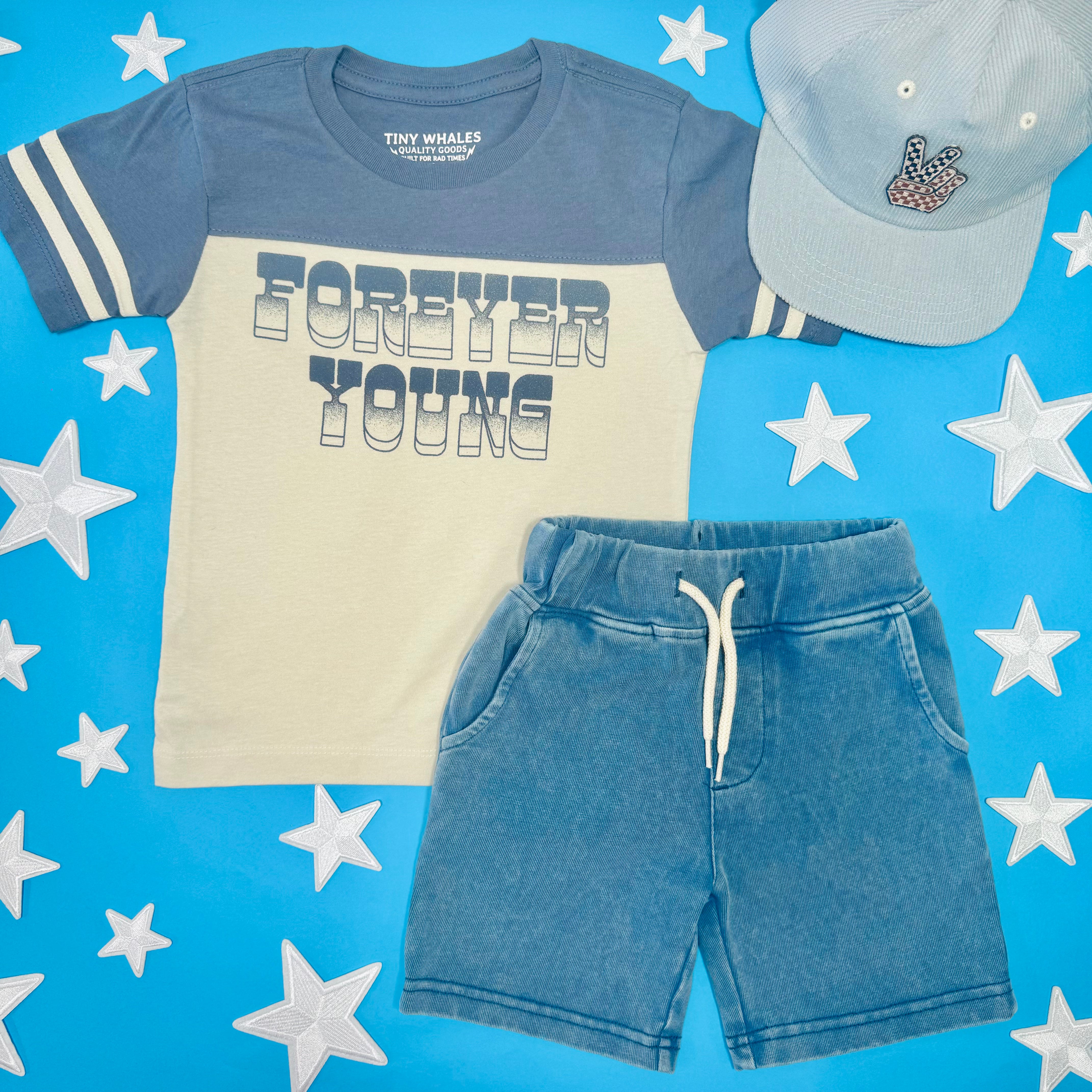 Forever Young T-Shirt - Trendy Graphic Tee for Men & Women - Perfect for Casual Wear, Street Style & Everyday Outfits