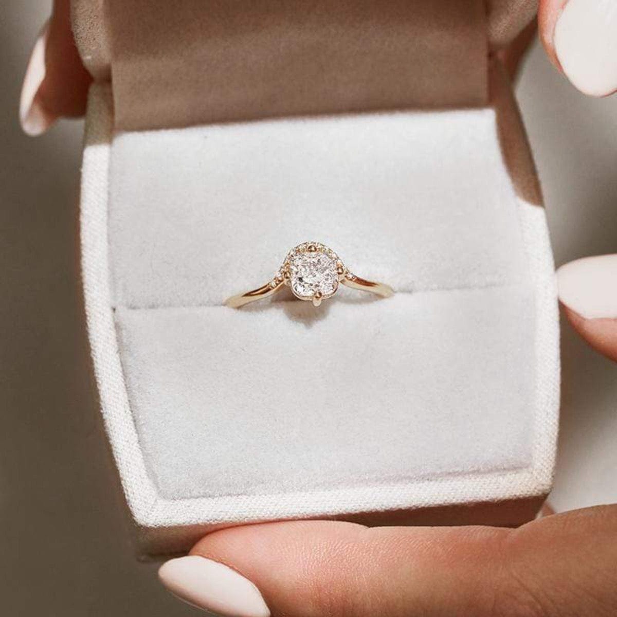 Exquisite Cushion Cut Diamond Crown Ring for Women - Elegant Wedding, Engagement & Anniversary Jewelry Gift - Perfect for Bridal, Party & Special Occasions