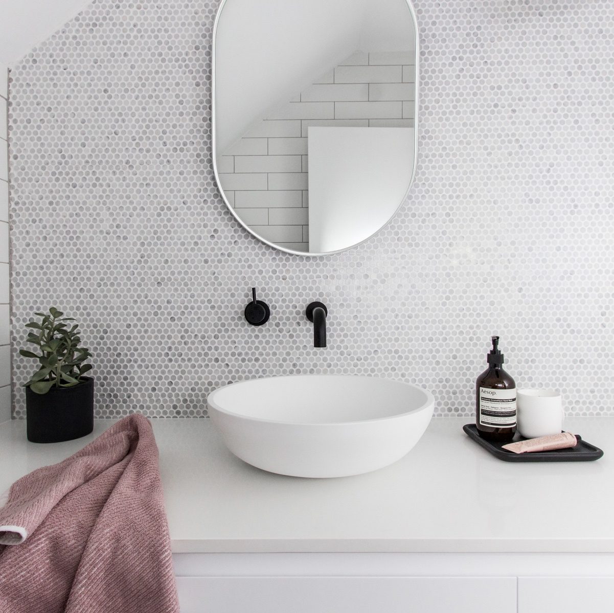 MIDDLE OF NOWHERE Bjorn Oval Mirror - White Wall Decor (50x75cm) - Perfect for Living Room, Bedroom & Entryway