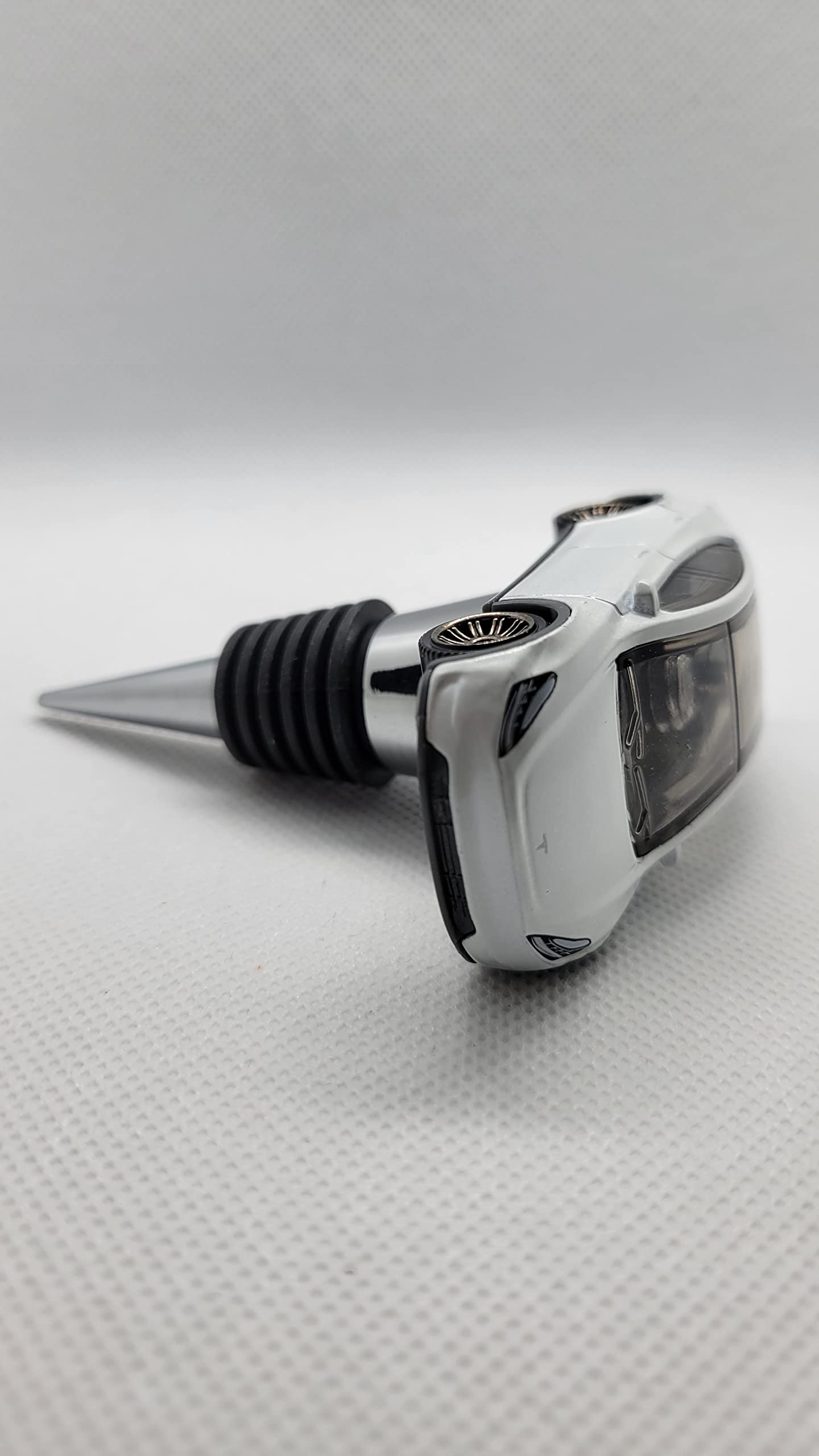 Premium Tesla Model Y Wine Bottle Stopper - Elegant White Car-Themed Bar Accessory - Perfect Gift for Wine Lovers & Tesla Enthusiasts - Ideal for Home Bars, Parties & Car Enthusiast Gatherings