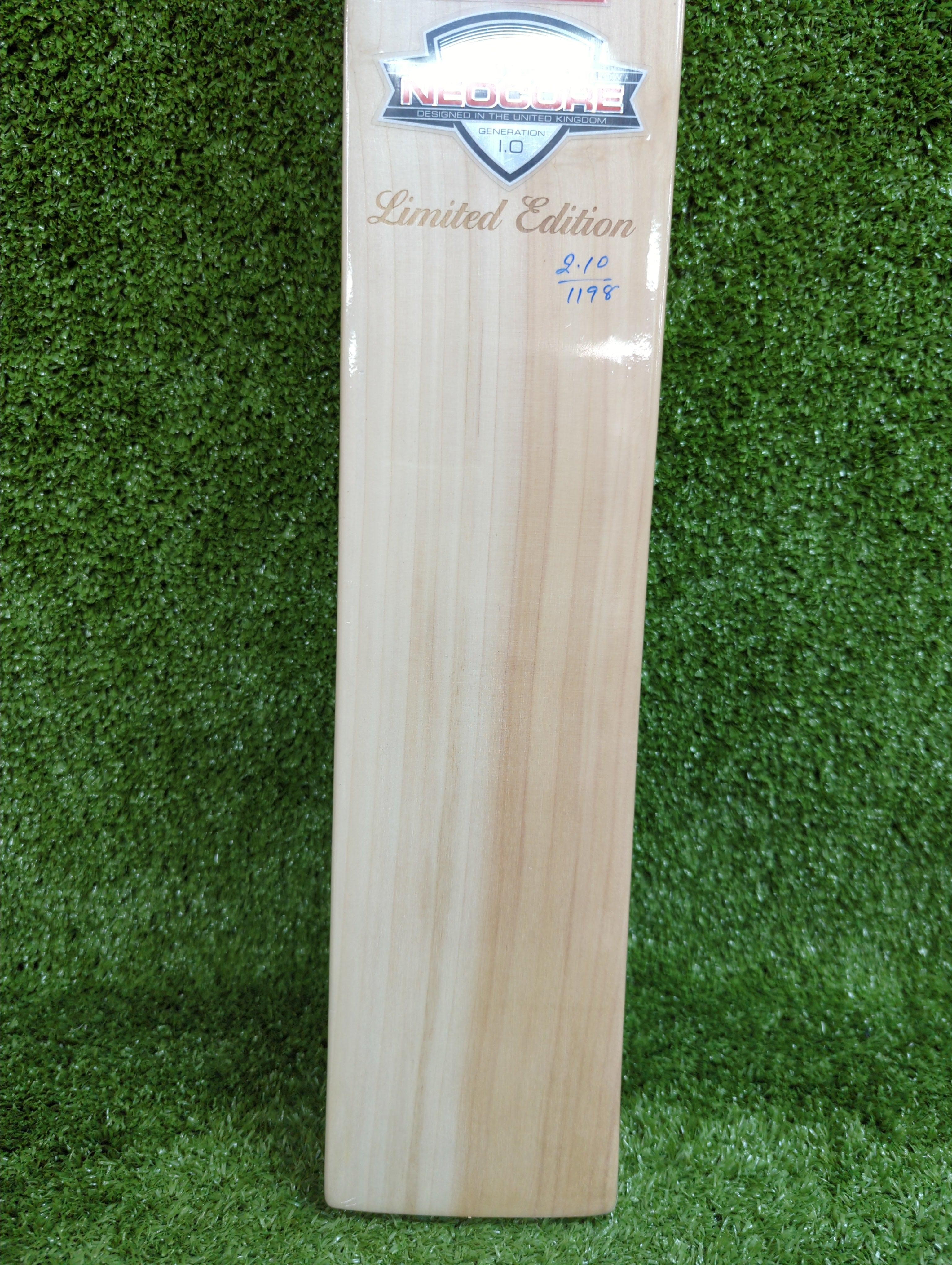 Gray Nicolls Neocore Limited Edition Adult Cricket Bat - Premium English Willow for Professional Players - Perfect for Matches & Training Sessions