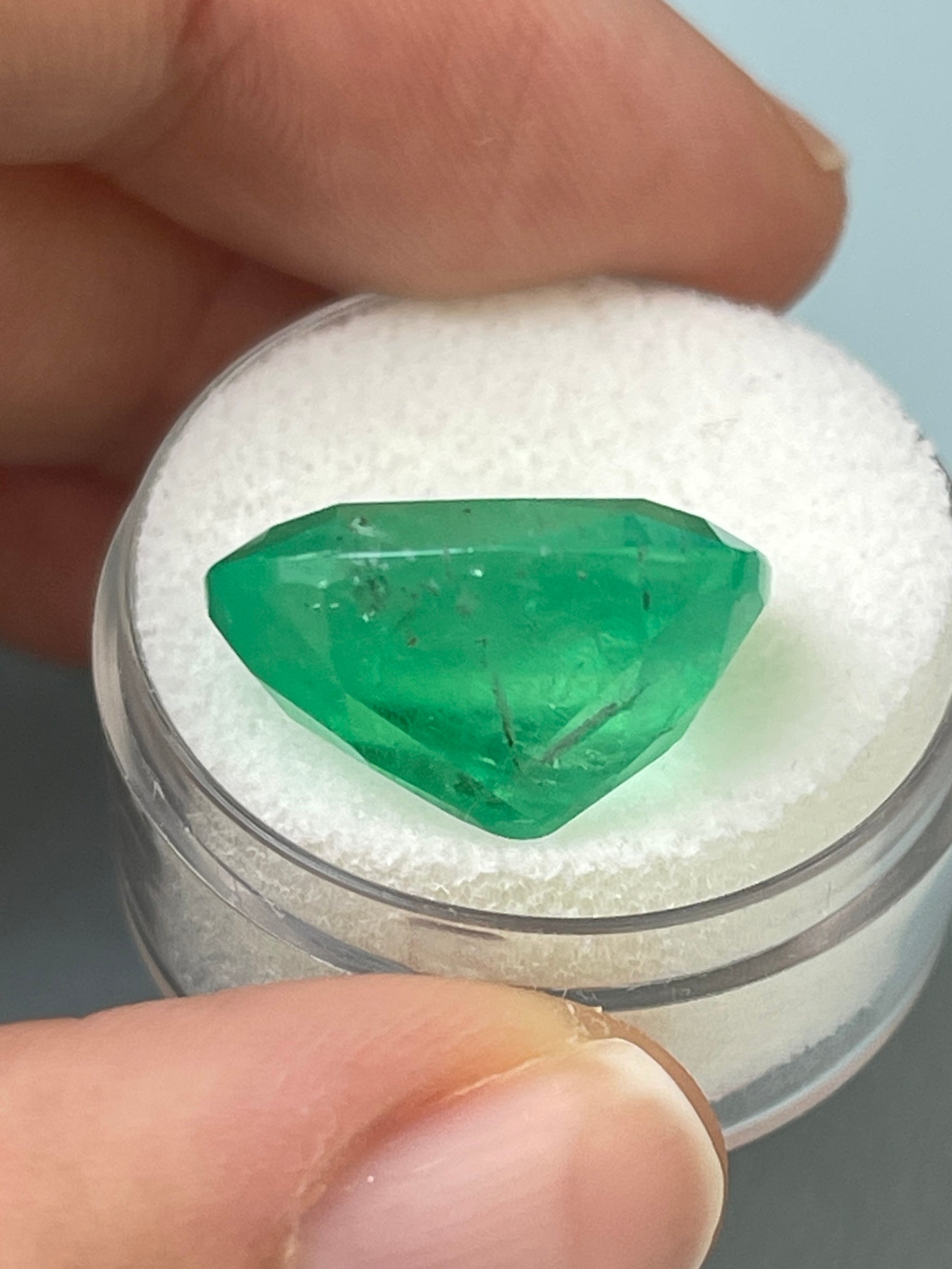 17x15mm Natural Cushion Cut Colombian Emerald Gemstone - 16.11 Carat AAA Quality Green Emerald for Jewelry Making, Engagement Rings & Luxury Gifts