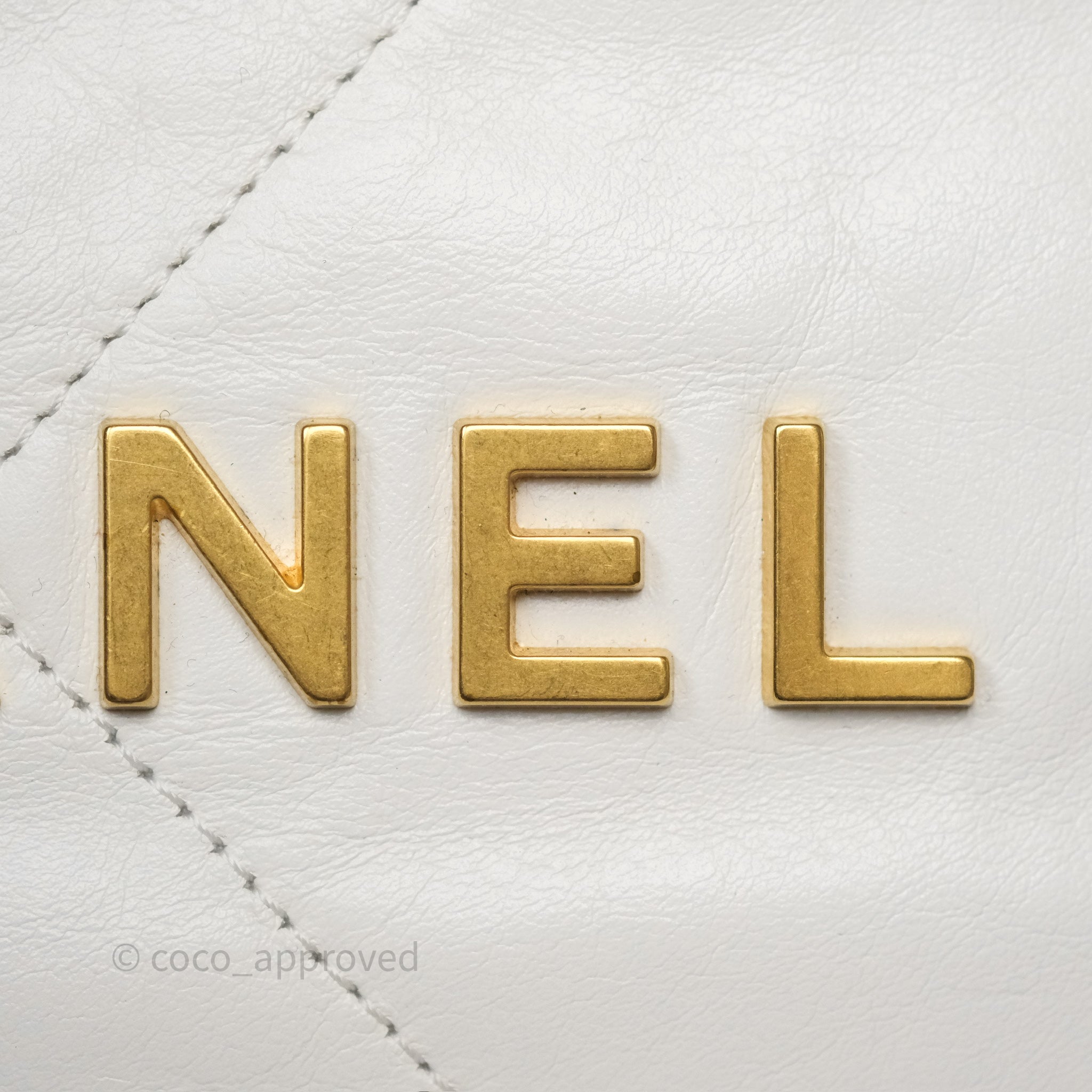 Chanel 22 Medium Handbag in White Shiny Crumpled Calfskin with Aged Gold Hardware - Luxury Shoulder Bag for Women, Perfect for Date Night & Special Occasions