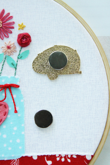 Vintage Camper Needle Minder - Magnetic Pin Cushion for Sewing, Quilting & Embroidery - Perfect for Crafters & DIY Enthusiasts - Flamingo Toes Design