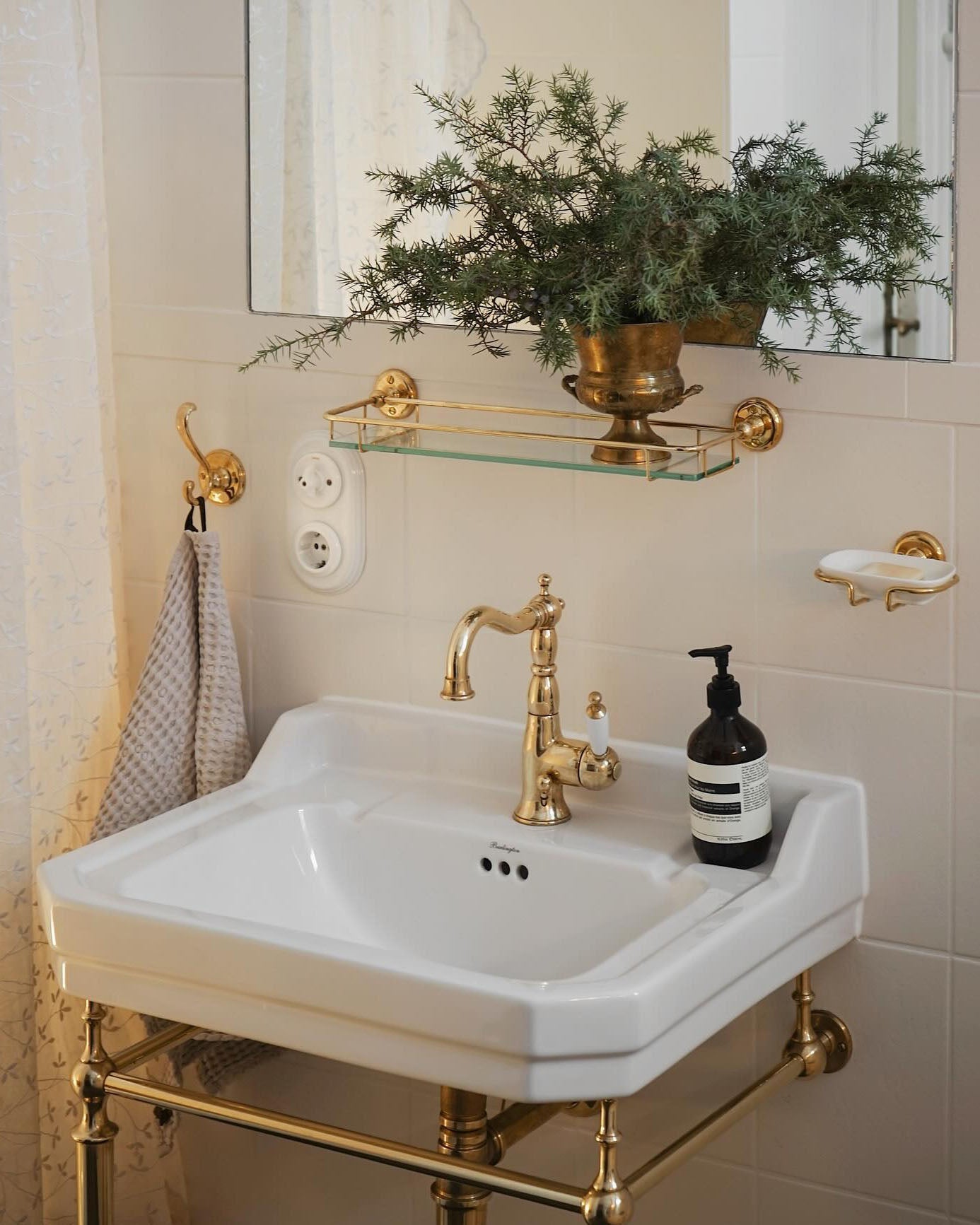 Glashylla Brass WC/Bathroom Hook - Durable & Stylish Bathroom Accessory for Towels, Robes & Clothes - Perfect for Home, Hotel & Spa Decor