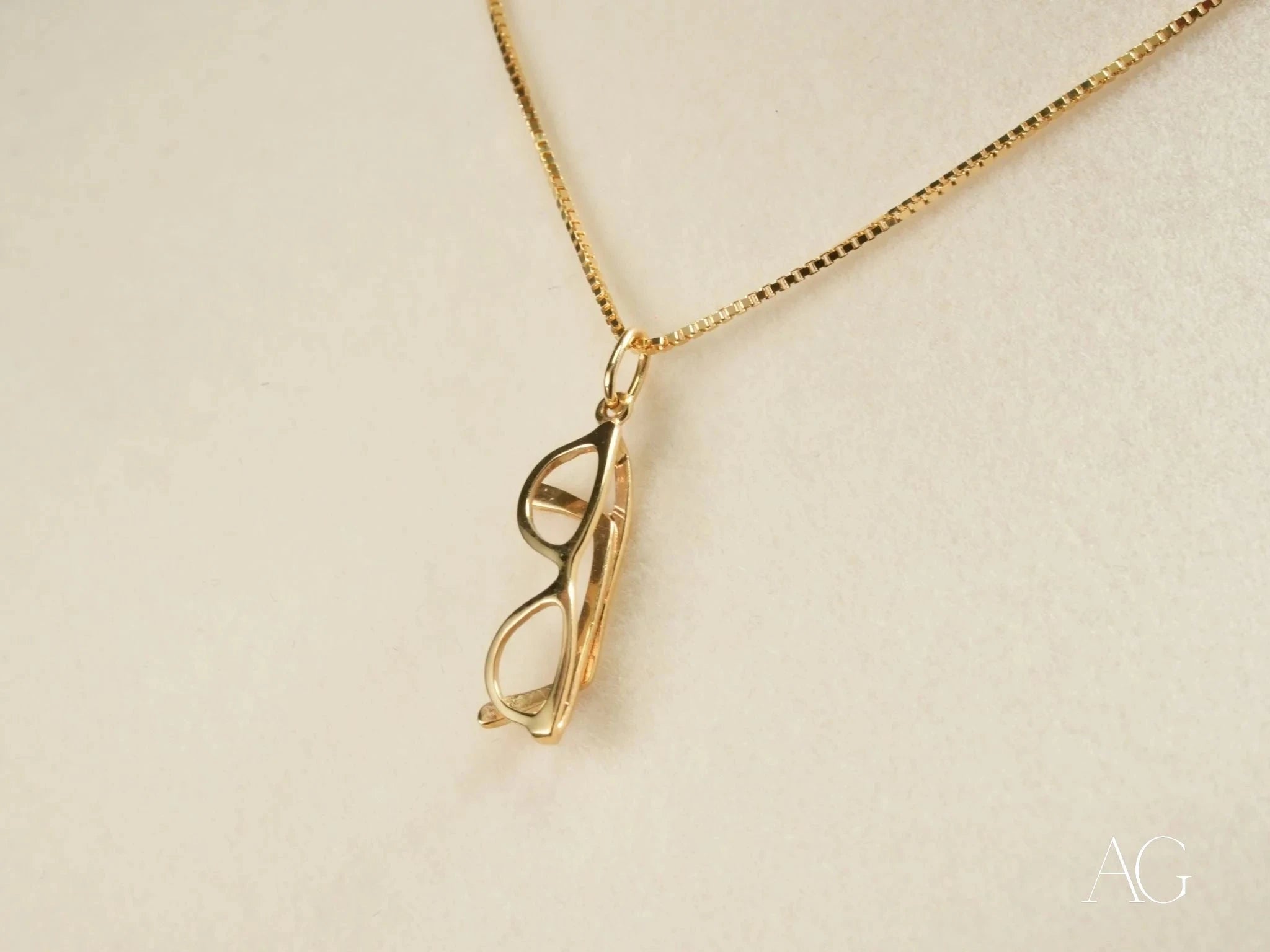 Golden Vision Glasses Pendant Necklace - Elegant Eyeglass Chain for Women & Men - Perfect for Reading, Fashion Accessories, and Everyday Use