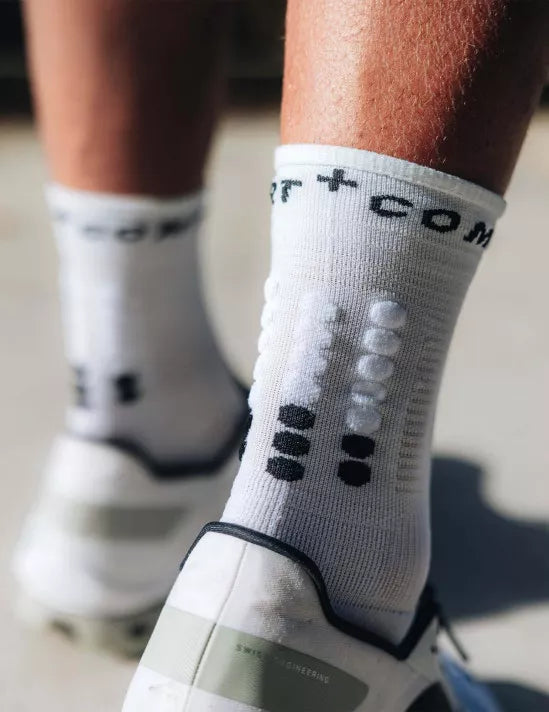 Compressport Unisex Pro Marathon Running Socks v2.0 - Breathable Performance Socks for Long Distance Running & Athletic Training (White/Black) - Ideal for Marathon, Trail Running & High-Intensity Workouts