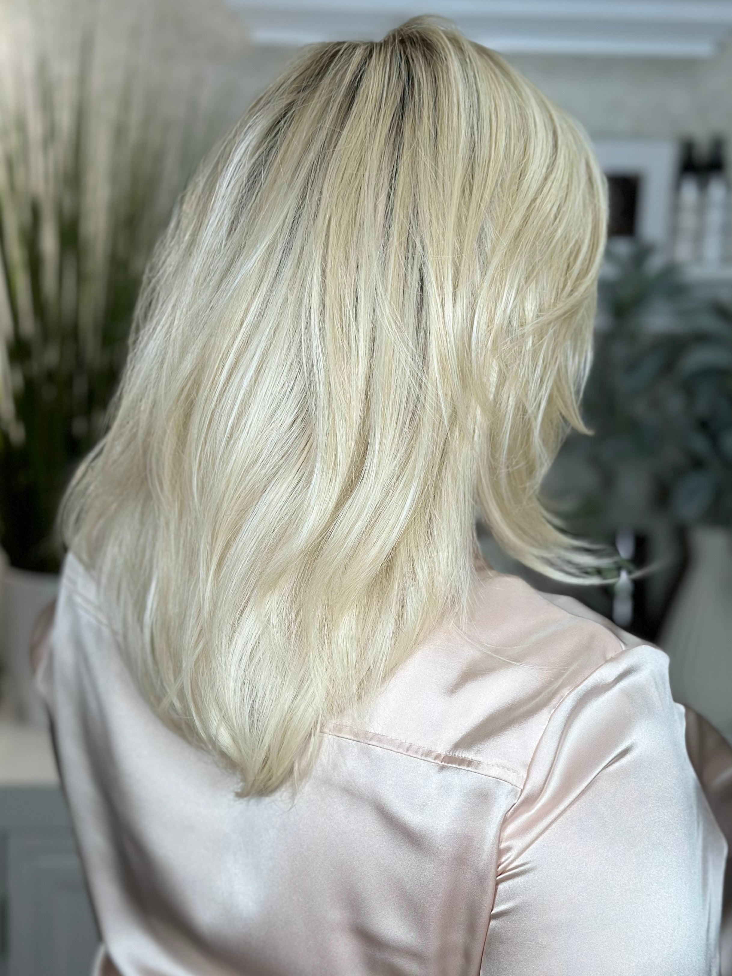 ELEGANCE AWAITS Hollywood Blonde Wig - Premium Synthetic Hair for Cosplay, Costume Parties & Special Events