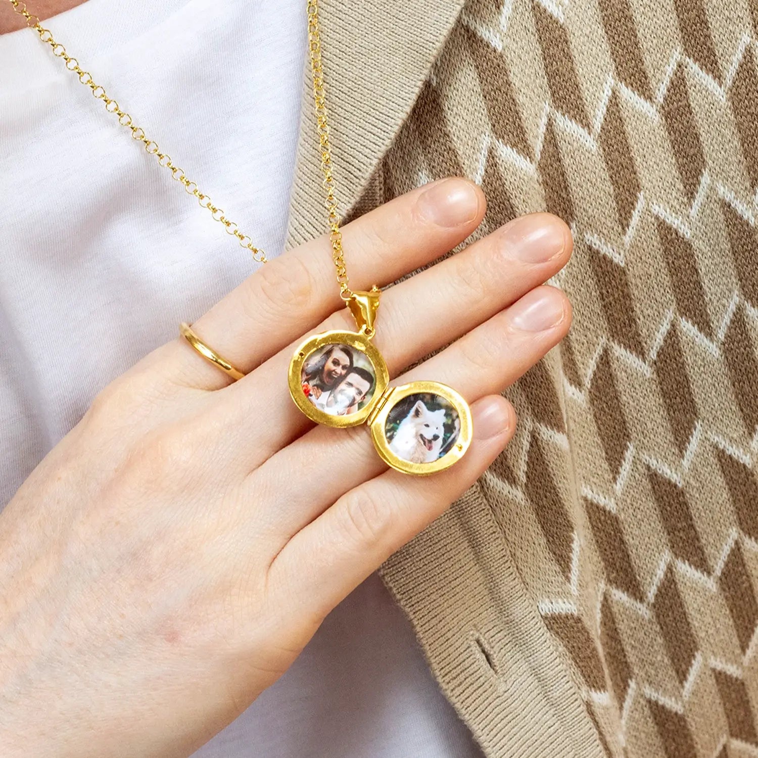 Men's Gold Round Locket Necklace - Vintage Photo Pendant for Gifts, Anniversaries & Special Occasions | Perfect for Valentine's Day, Weddings & Keepsakes