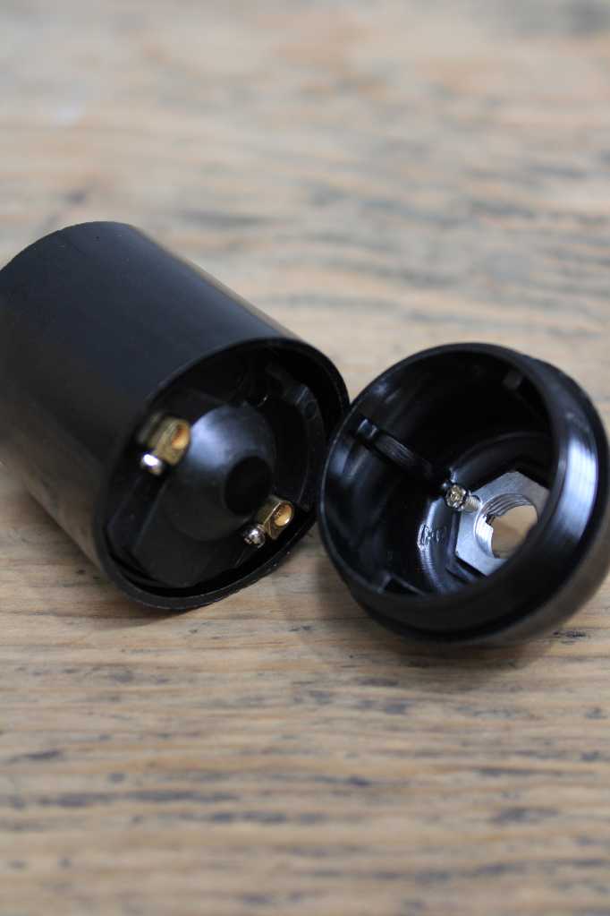 E27 Screw-In Lampholder - Plain Liner for Ceiling Lights, Lamps & Fixtures - Perfect for Home, Office & Commercial Lighting Installations