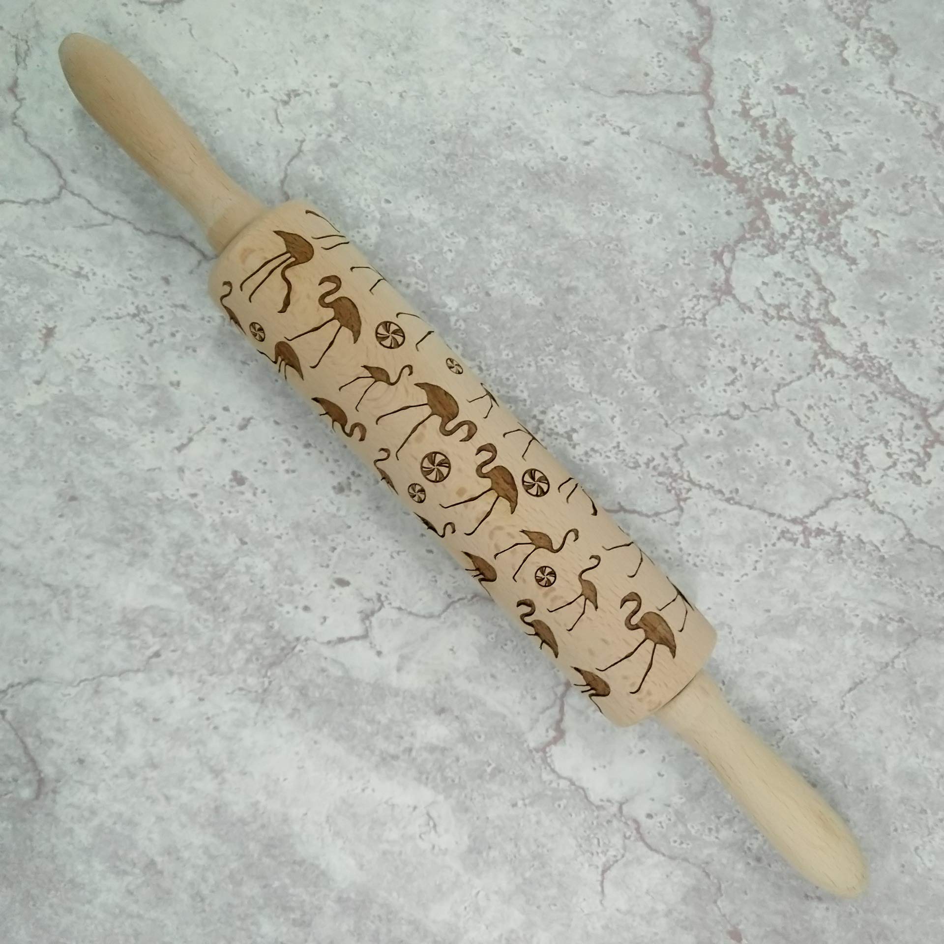 Christmas Wooden Rolling Pin with Flamingo Pattern - Engraved Xmas Symbols for Cookie Baking & Dough Decorating - 39cm Handcrafted Embossing Rolling Pin for Holiday Cookies, DIY Gifts & Festive Baking