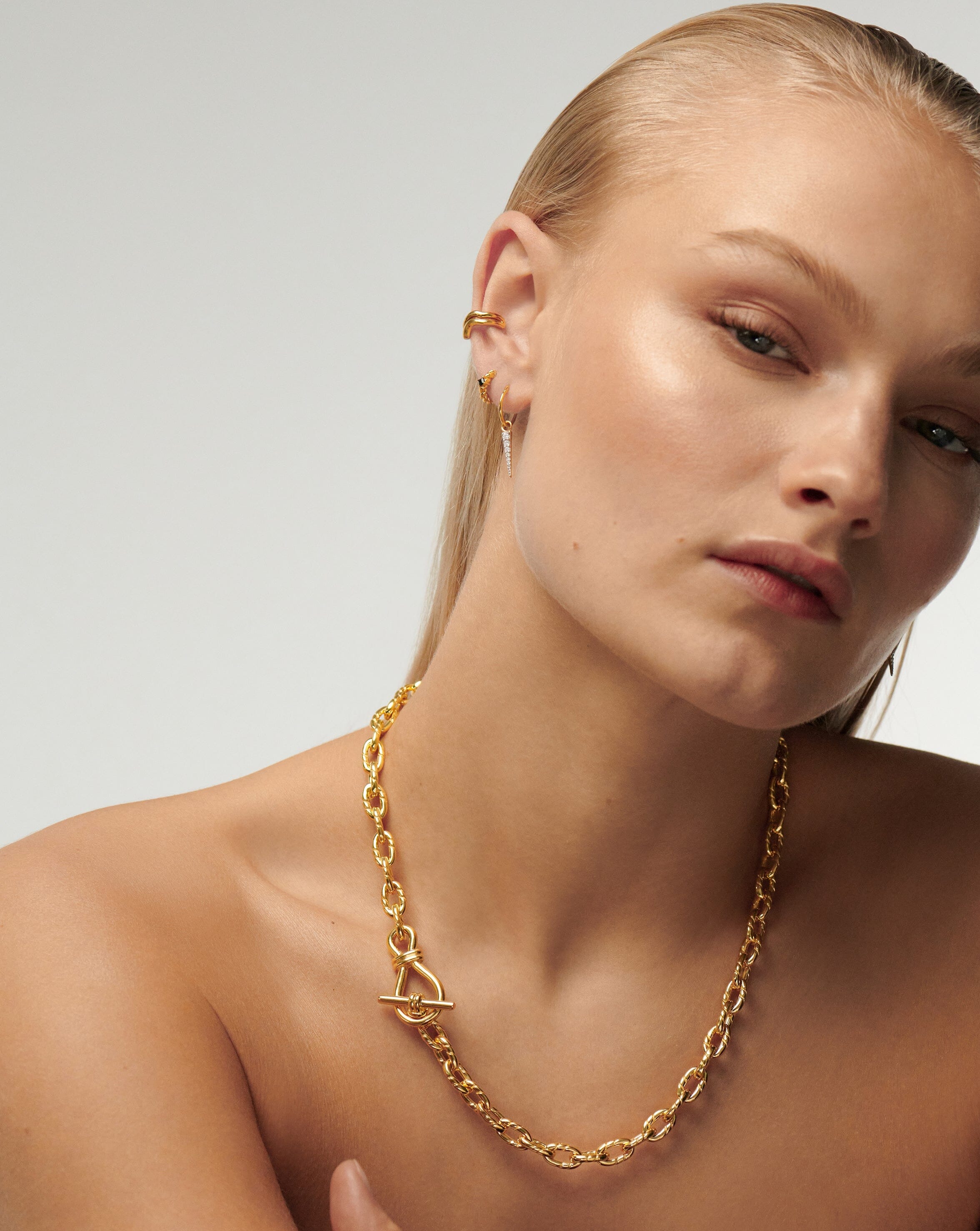 Twisted Link T Bar Chain Necklace for Women - 18K Gold Plated Stainless Steel Layering Necklace, Dainty Minimalist Jewelry Gift for Her - Perfect for Everyday Wear, Date Nights & Special Occasions